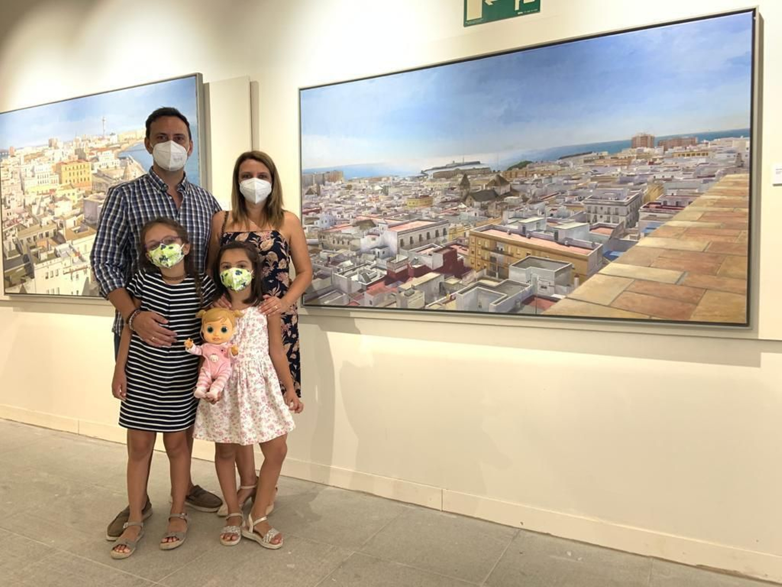 Fernando Devesa posa en la exposición con su familia.