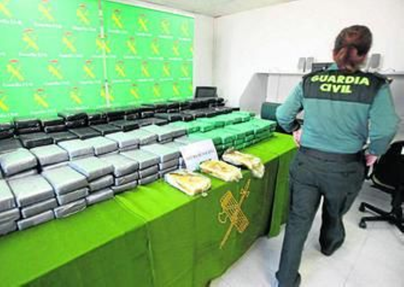 La Guardia Civil muestra las tabletas con 307 kilos de cocaína incautadas en un camión en Algeciras.