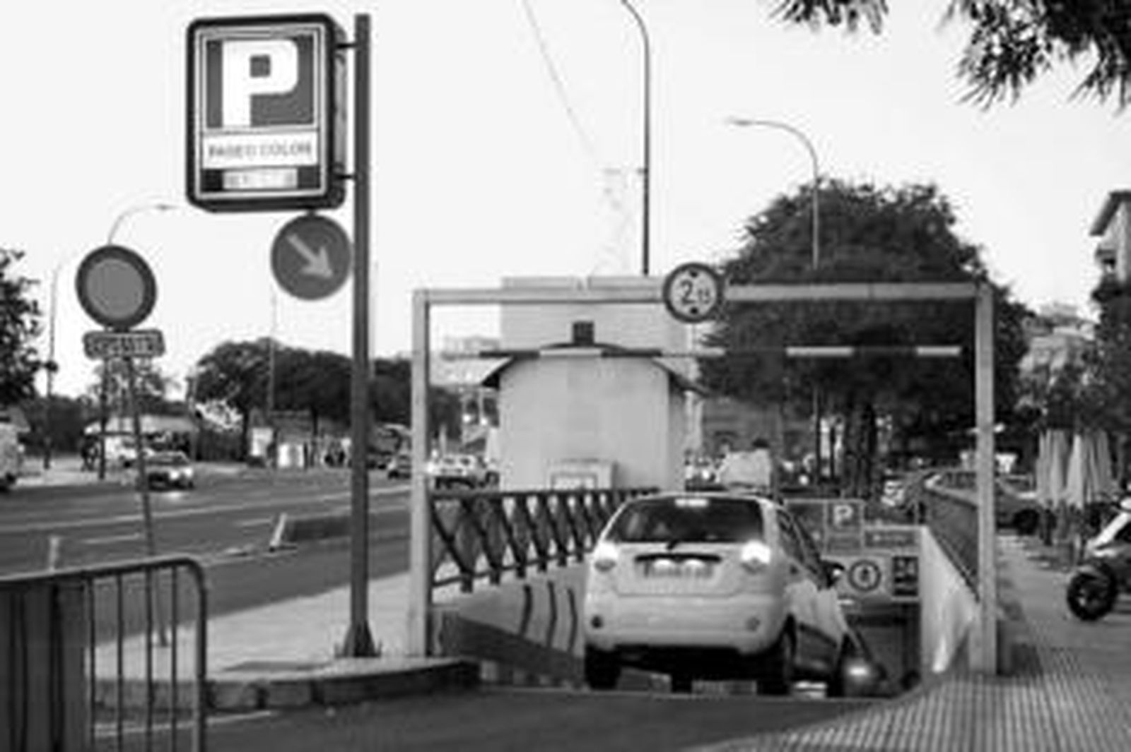 Varios vehículos acceden al aparcamiento del Paseo de Colón, ayer por la tarde.