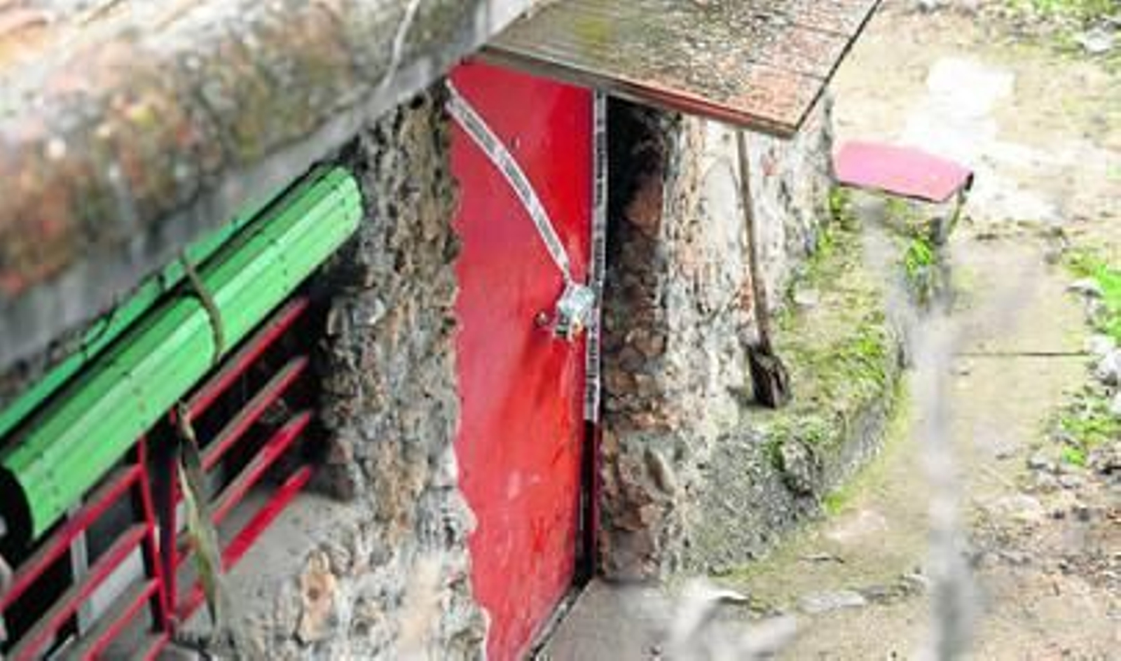 Caseta precintada por la Guardia Civil en la finca donde han hallado los cadáveres.