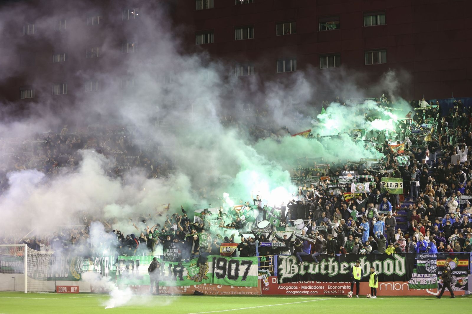 Una parte de los aficionados del Betis encienden bengalas en el encuentro con el Hernán Cortés.