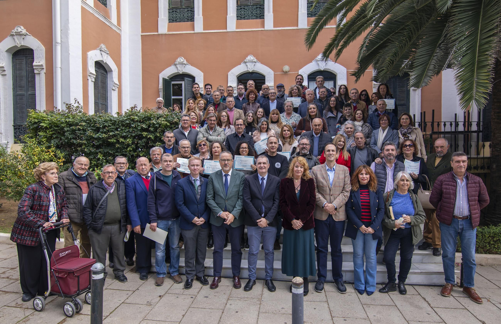 La alcaldesa de Huelva, Pilar Miranda, junto al tejido asociativo que ha recibido las subvenciones municipales.