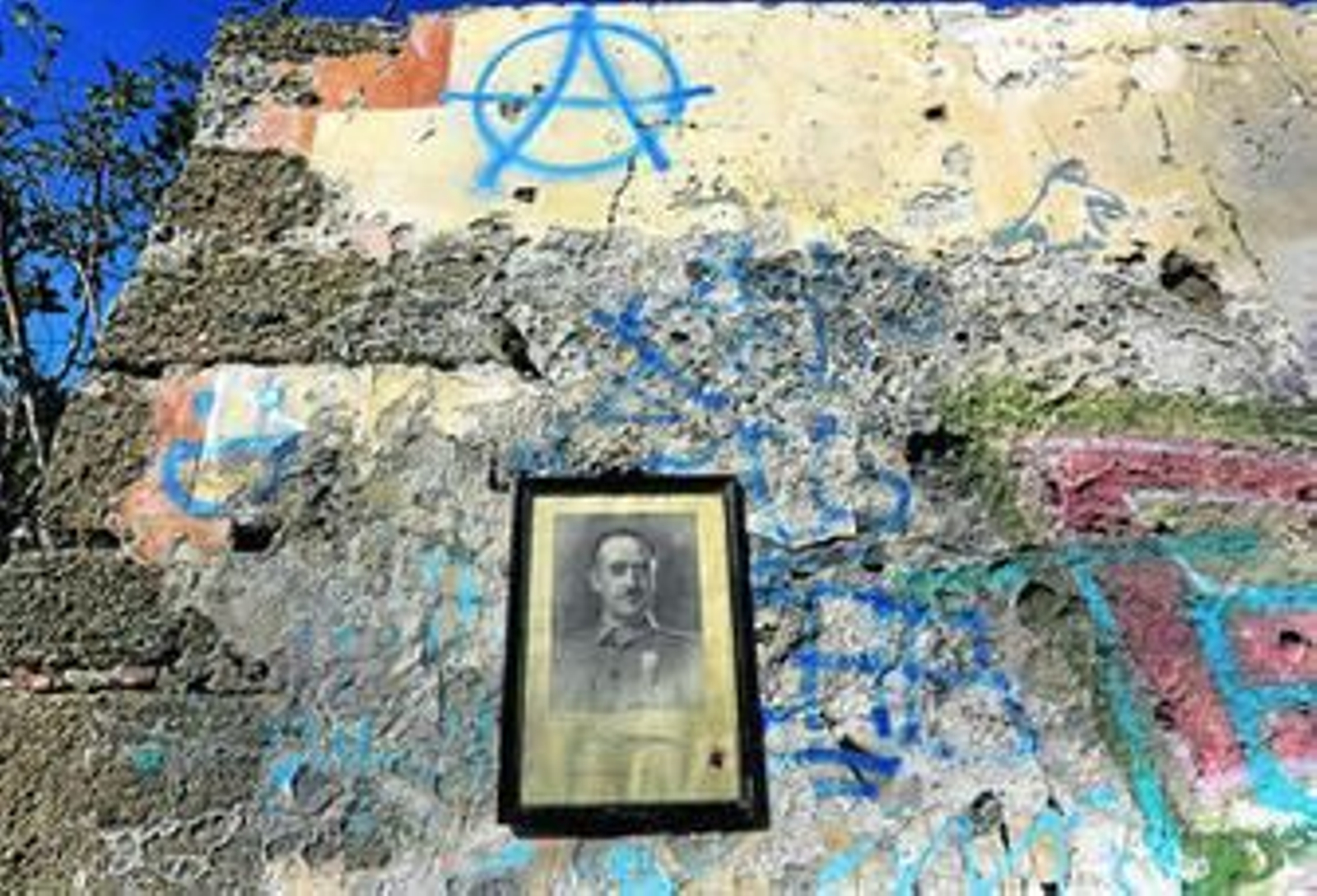 Página de información local en el Diario de Cádiz del 20 de noviembre de 1975.