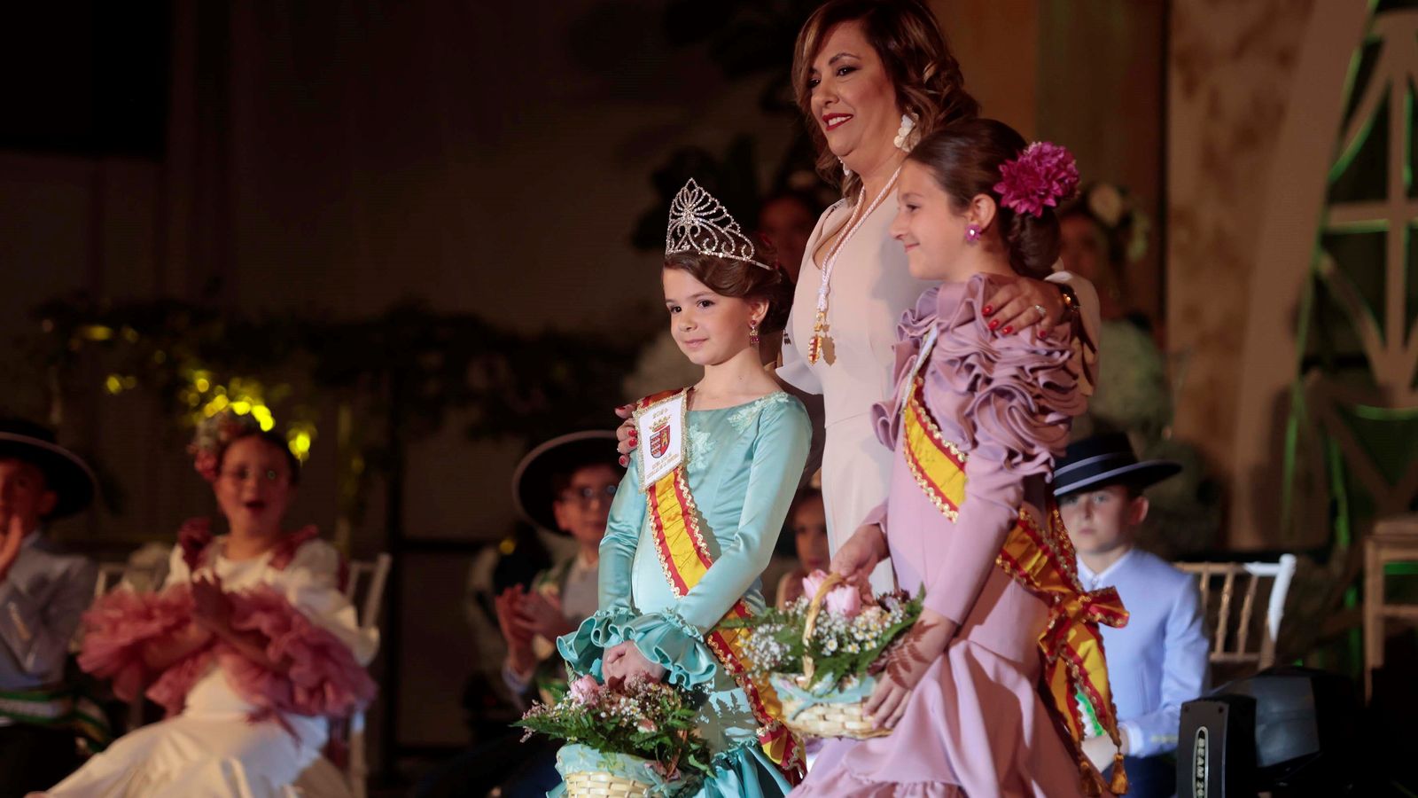 Victoria González junto a la reina infantil, Sofía Pérez, y su antecesora, Nora Cazorla.
