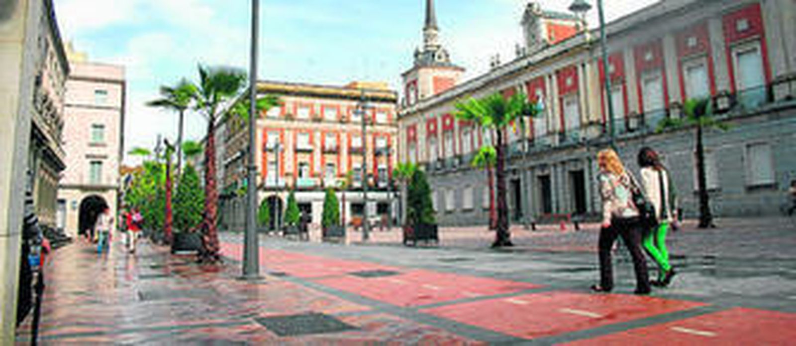 Vista parcial de la Gran Vía de la capital onubense, a la altura del Ayuntamiento.