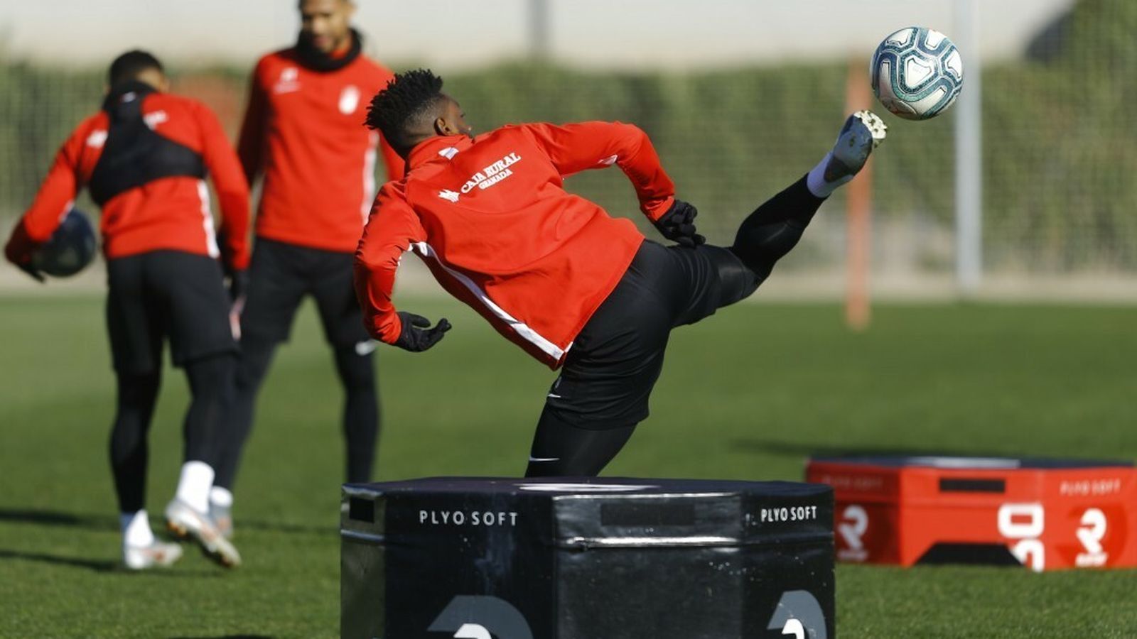 El entrenamiento de este martes del Granada estuvo marcado por las ausencias.