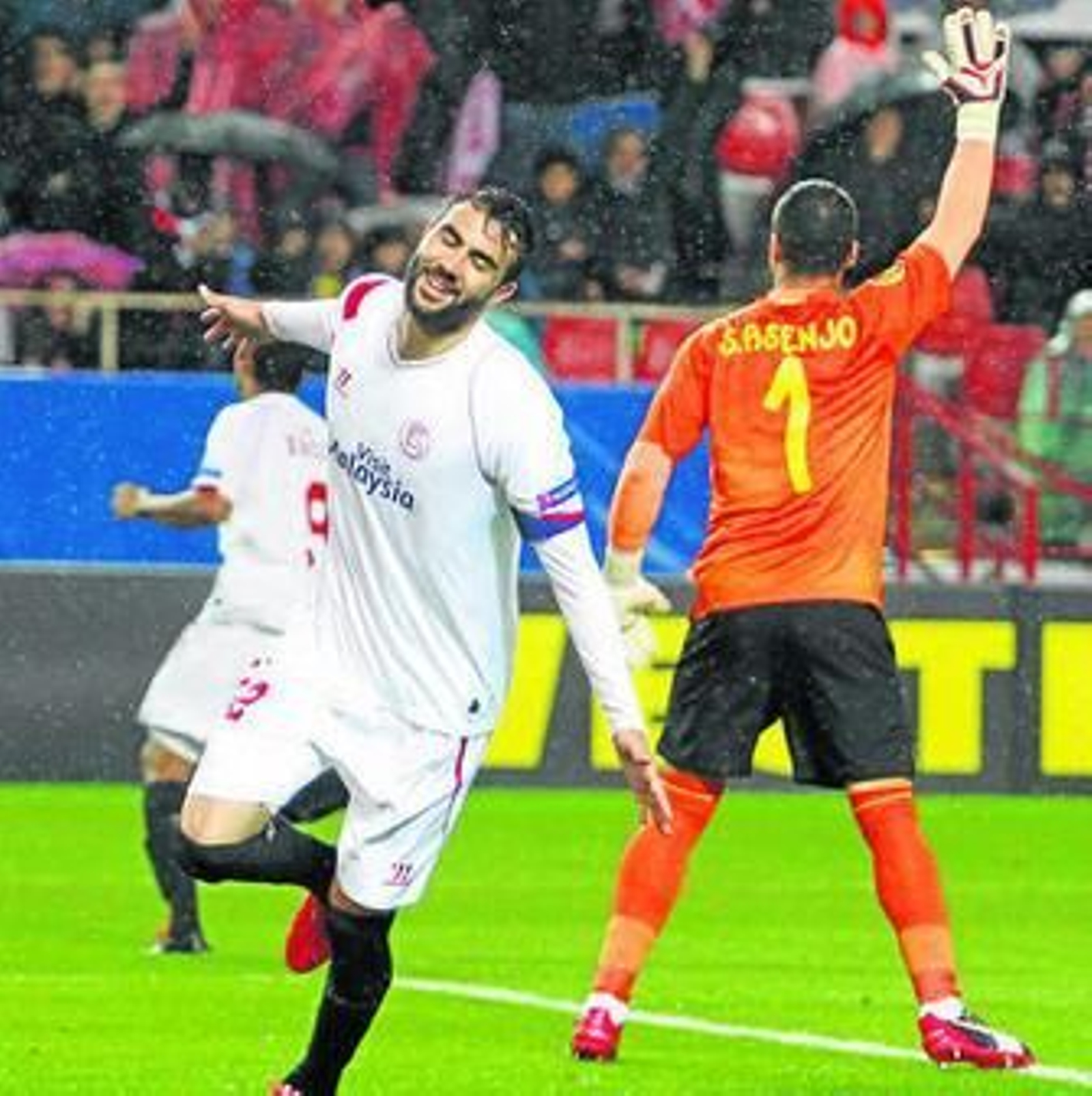 Gameiro se hace con un balón junto a la cal ante Bailly.