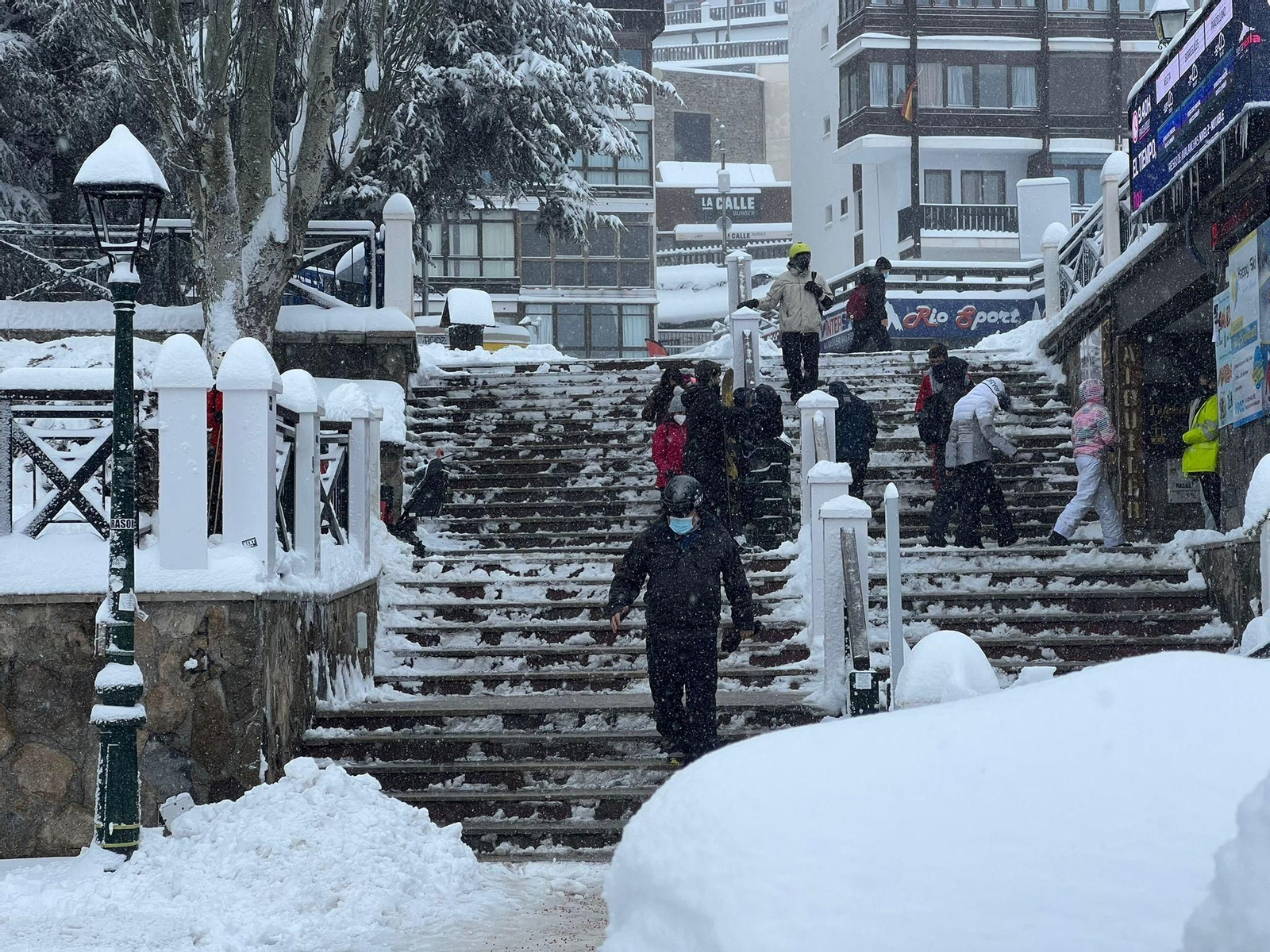 Visitantes y esquiadores hoy en Pradollano