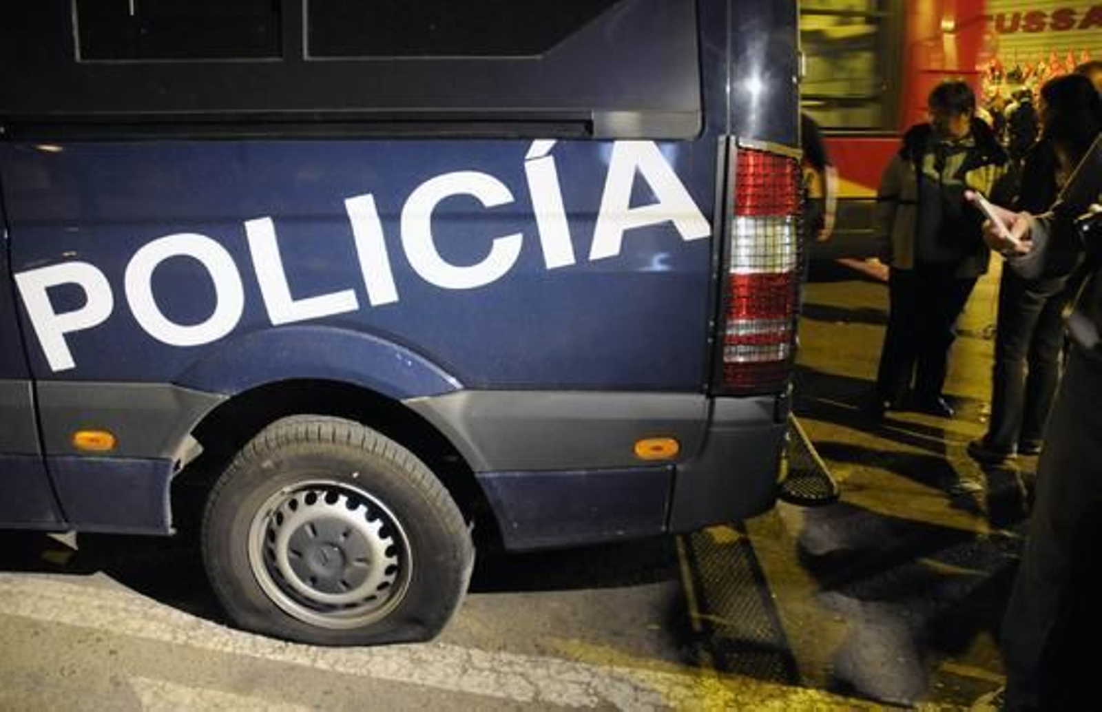 Piquetes informativos de UGT y CCOO gritan a los conductores de autobuses urbanos de Sevilla que salen de las cocheras de Tussam. 

Foto: Juan Carlos Vázquez