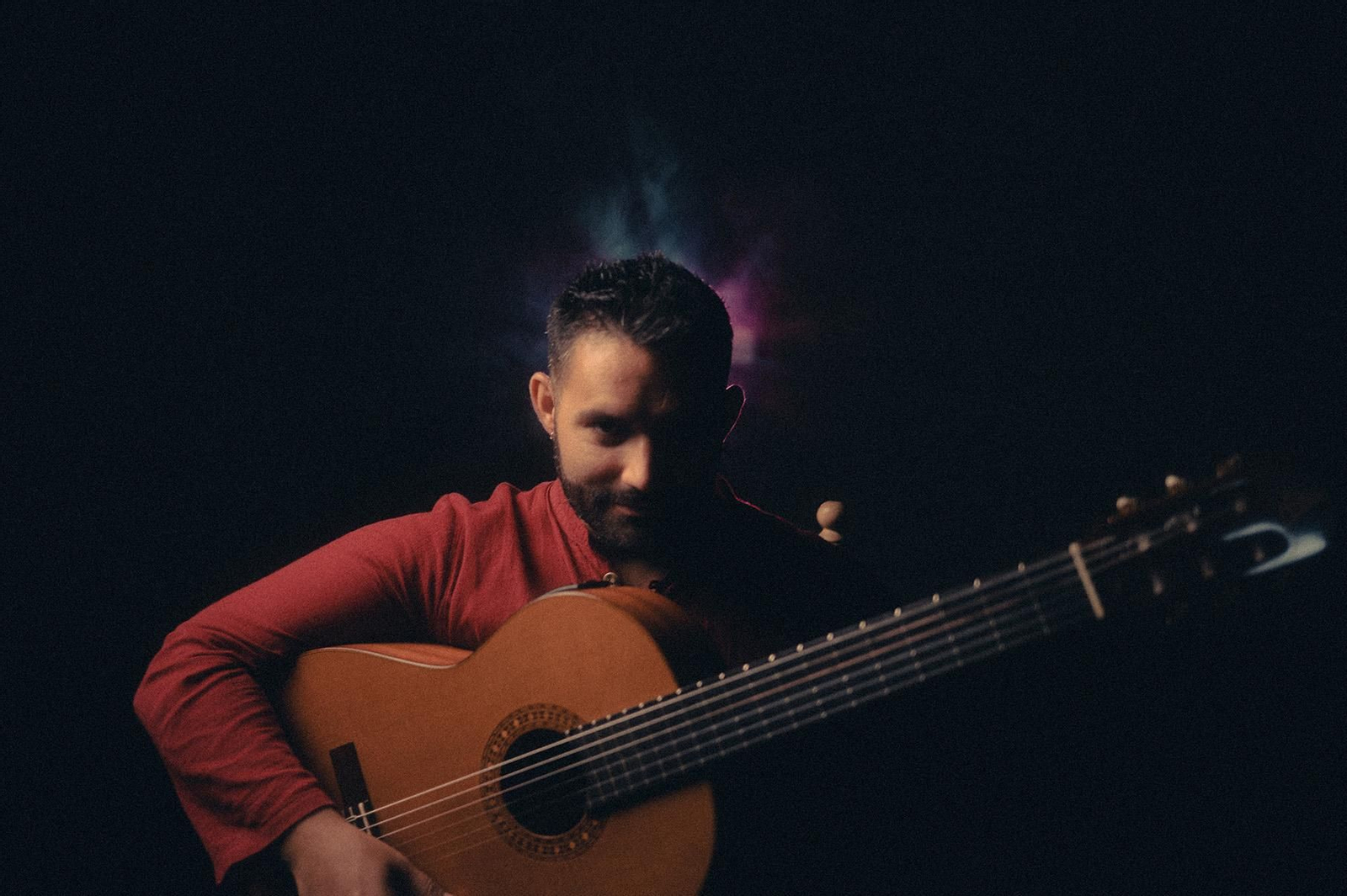 Una imagen promocional del guitarrista Abraham Lojo.