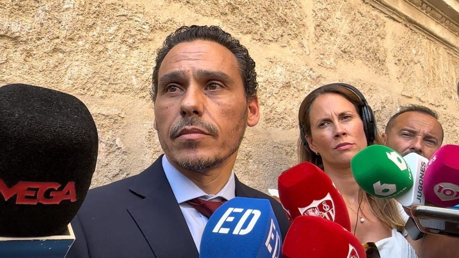 José María del Nido Carrasco atiende a los medios de comunicación en la catedral de Sevilla.