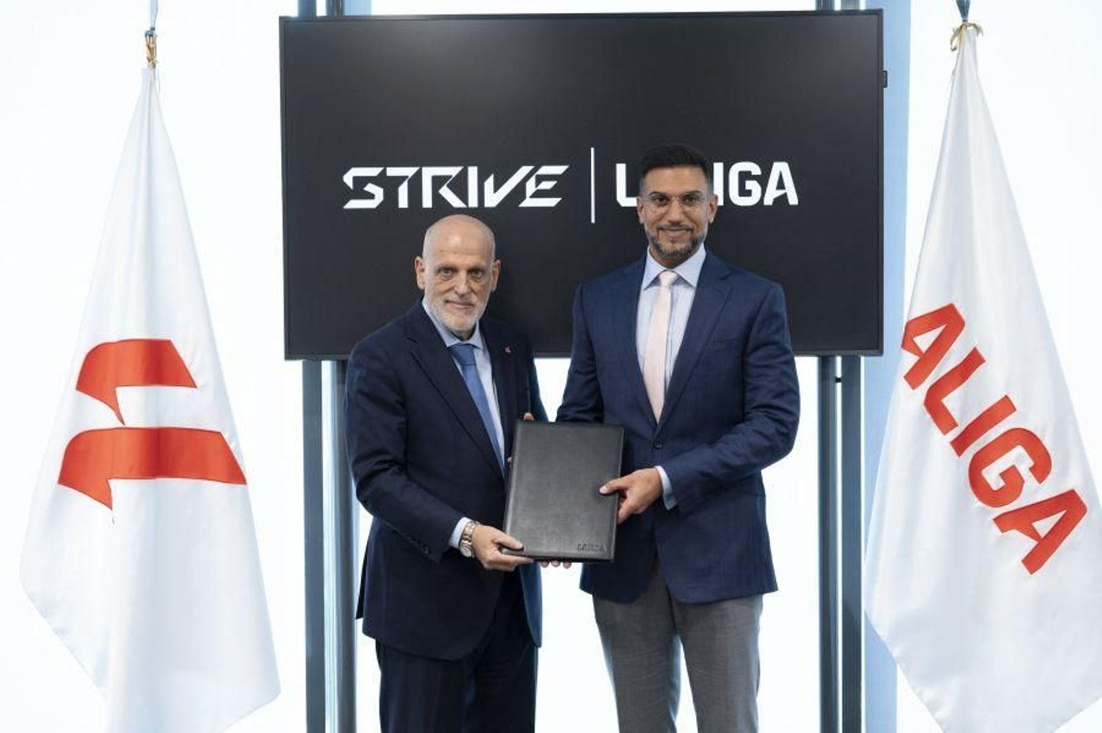 Javier Tebas, presidente de LaLiga, posa junto a Abdulla Al Zain, máximo dirigente del Córdoba CF.