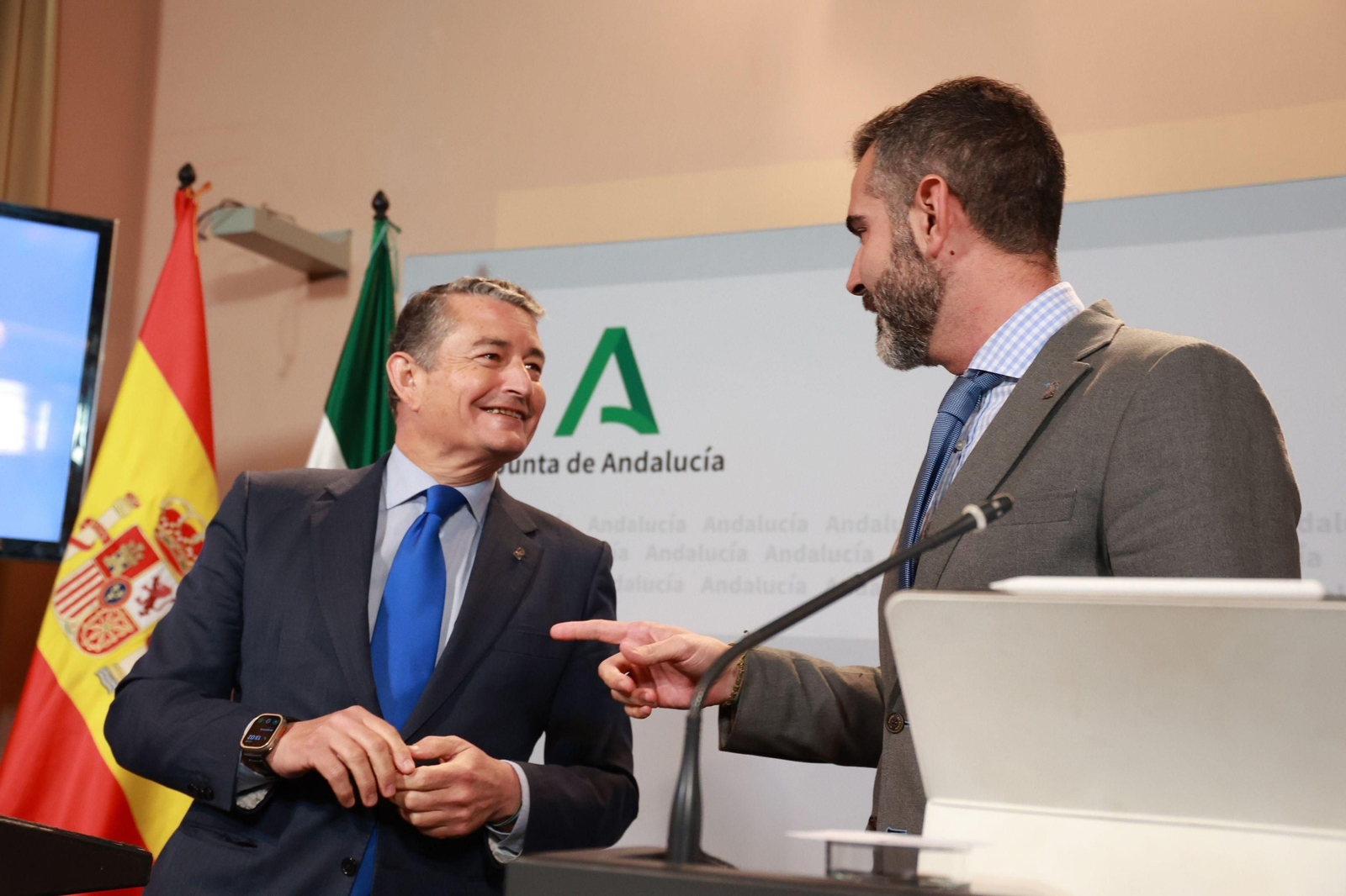 El consejero de Presidencia, junto con el portavoz tras el Consejo de Gobierno en el que se aprobó el decreto de simplificación.