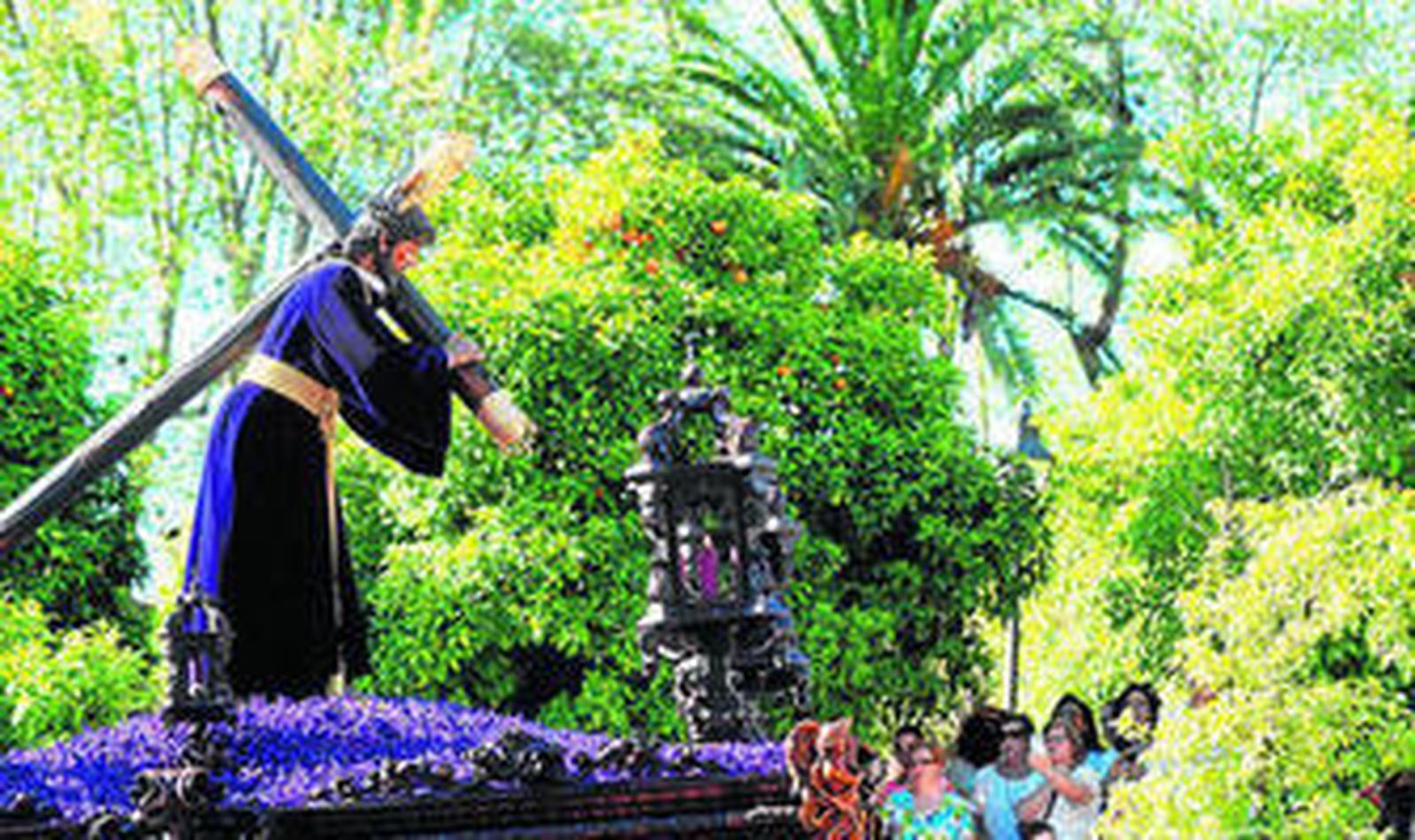 Jesús de la Pasión pasa por el Alcázar de los Reyes Cristianos.