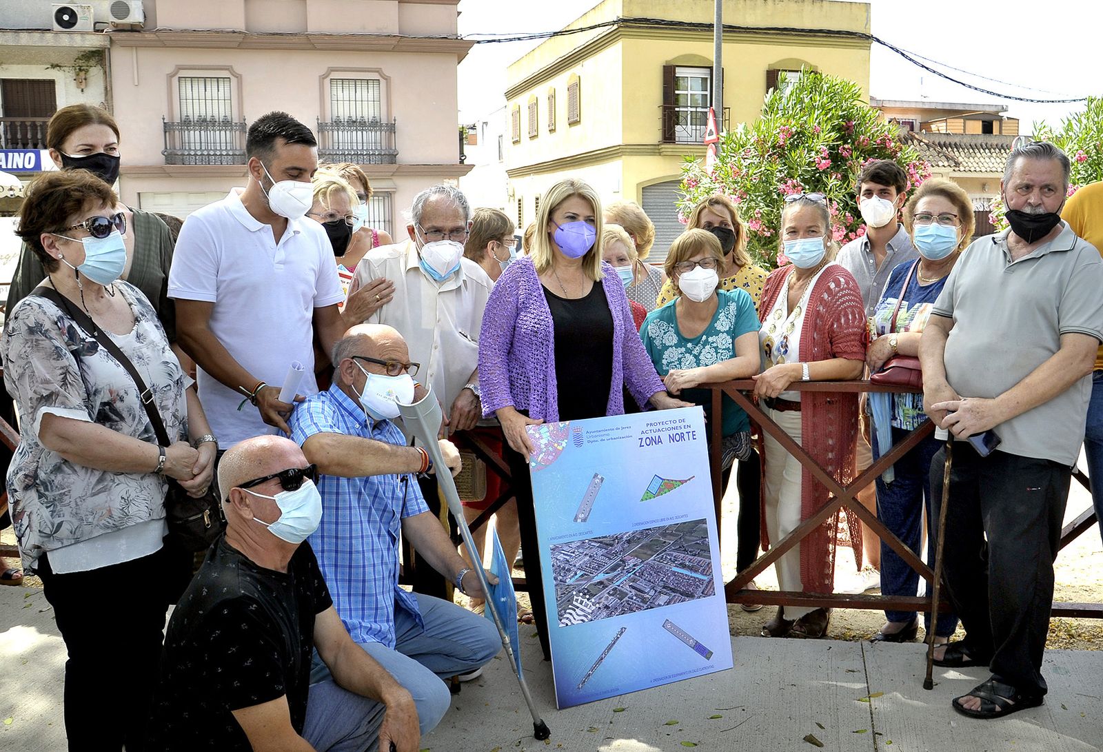 La alcaldesa y el delegado con los vecinos, durante la presentación del proyecto.