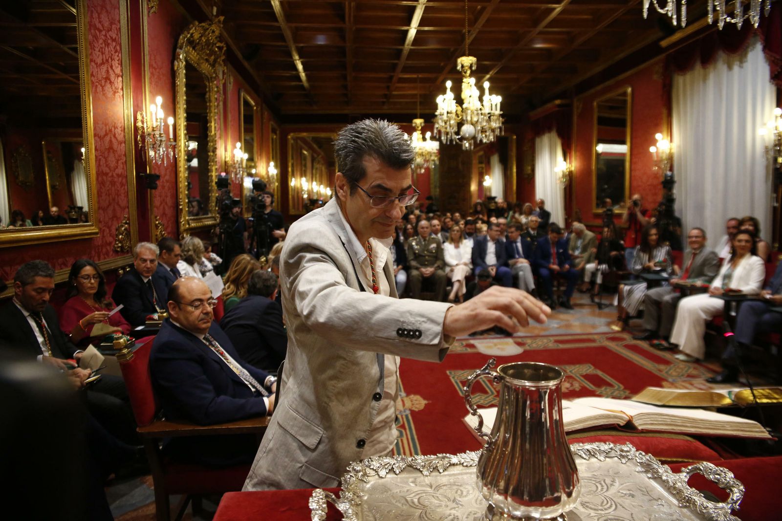 Las imágenes de la jornada de constitución del Ayuntamiento de Granada