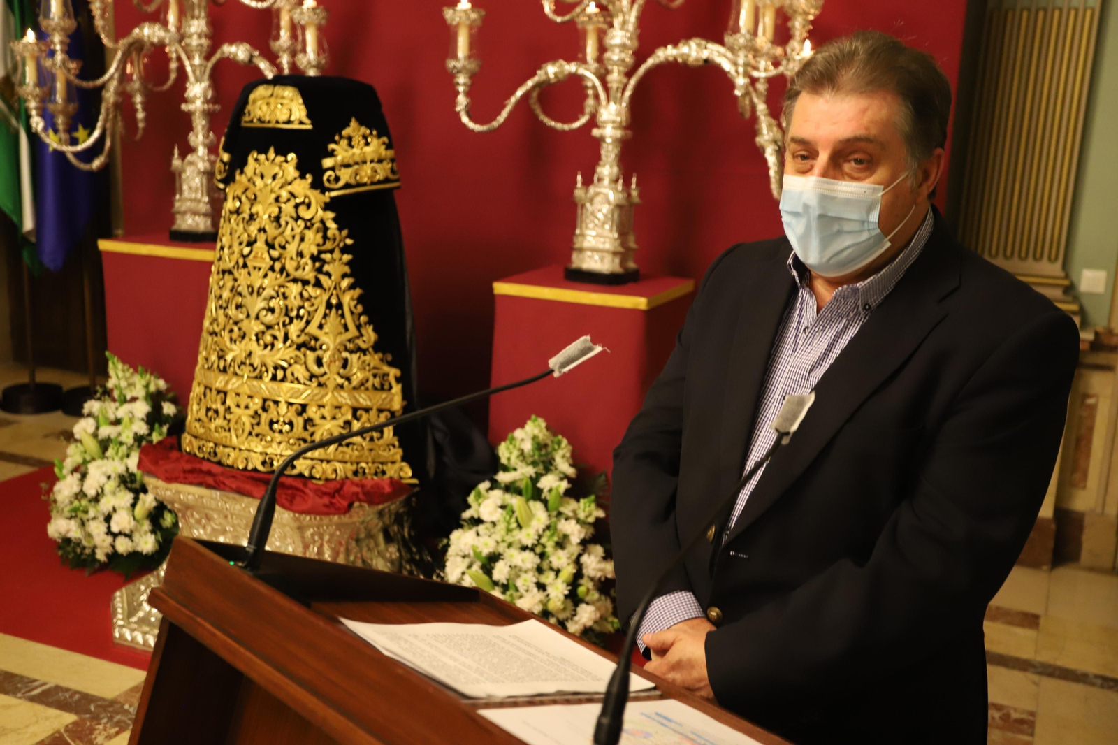 Imágenes de la presentación de la nueva saya y candelabros de cola de la Hermandad de Los Estudiantes.