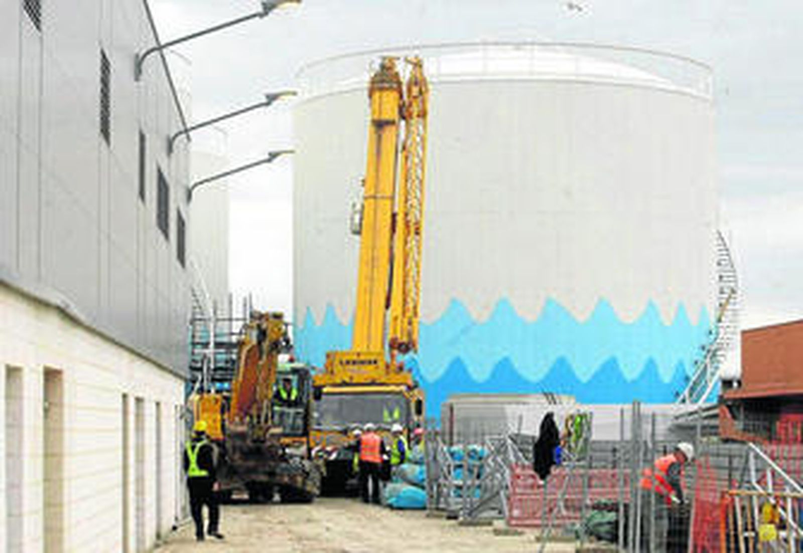 Operarios trabajan en la planta de Dramar Andalucía en Algeciras, mientras continúa funcionando.