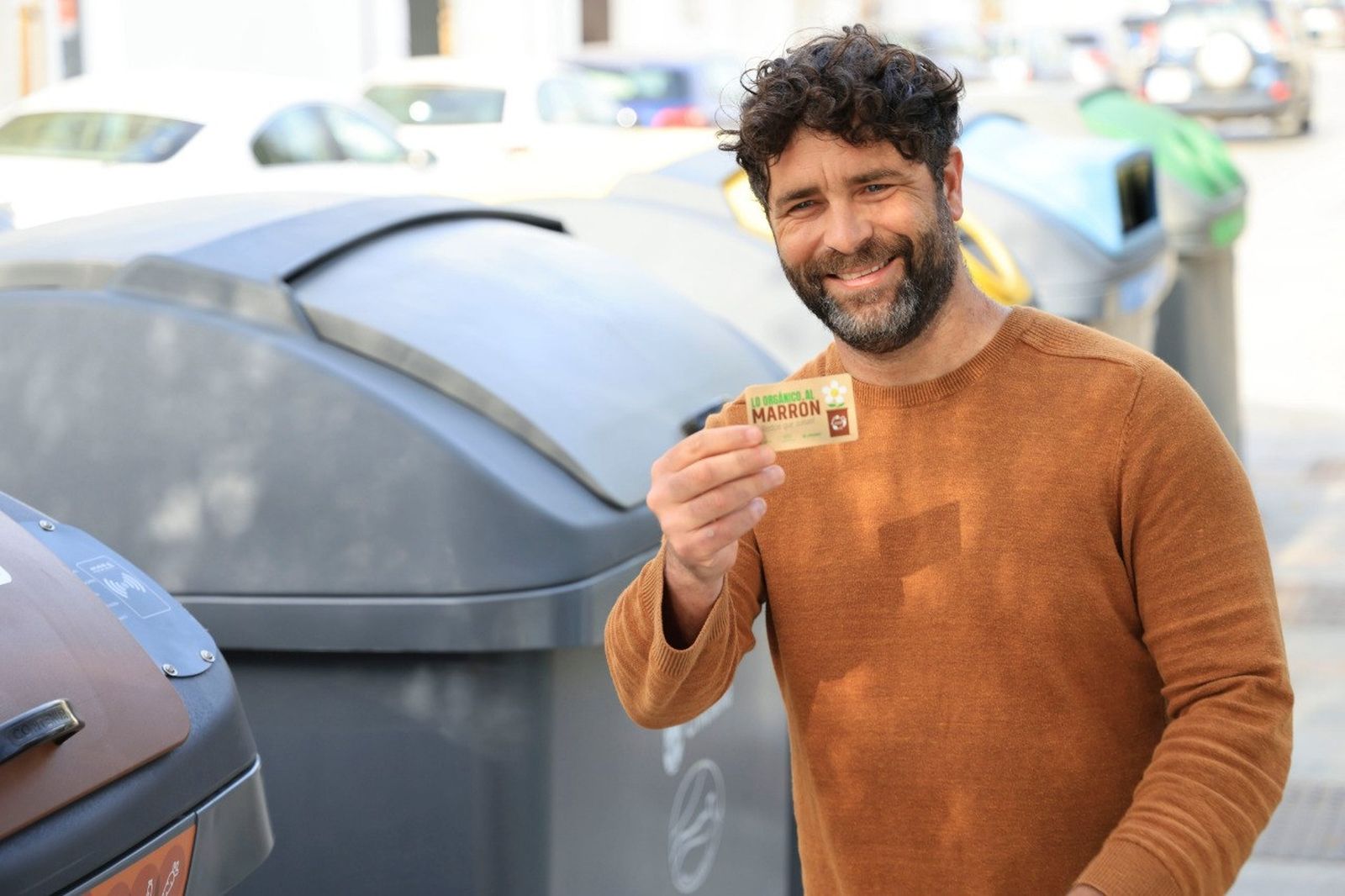 Roberto Palmero muestra la tarjeta magnética que hace posible la apertura de la tapa de este depósito.