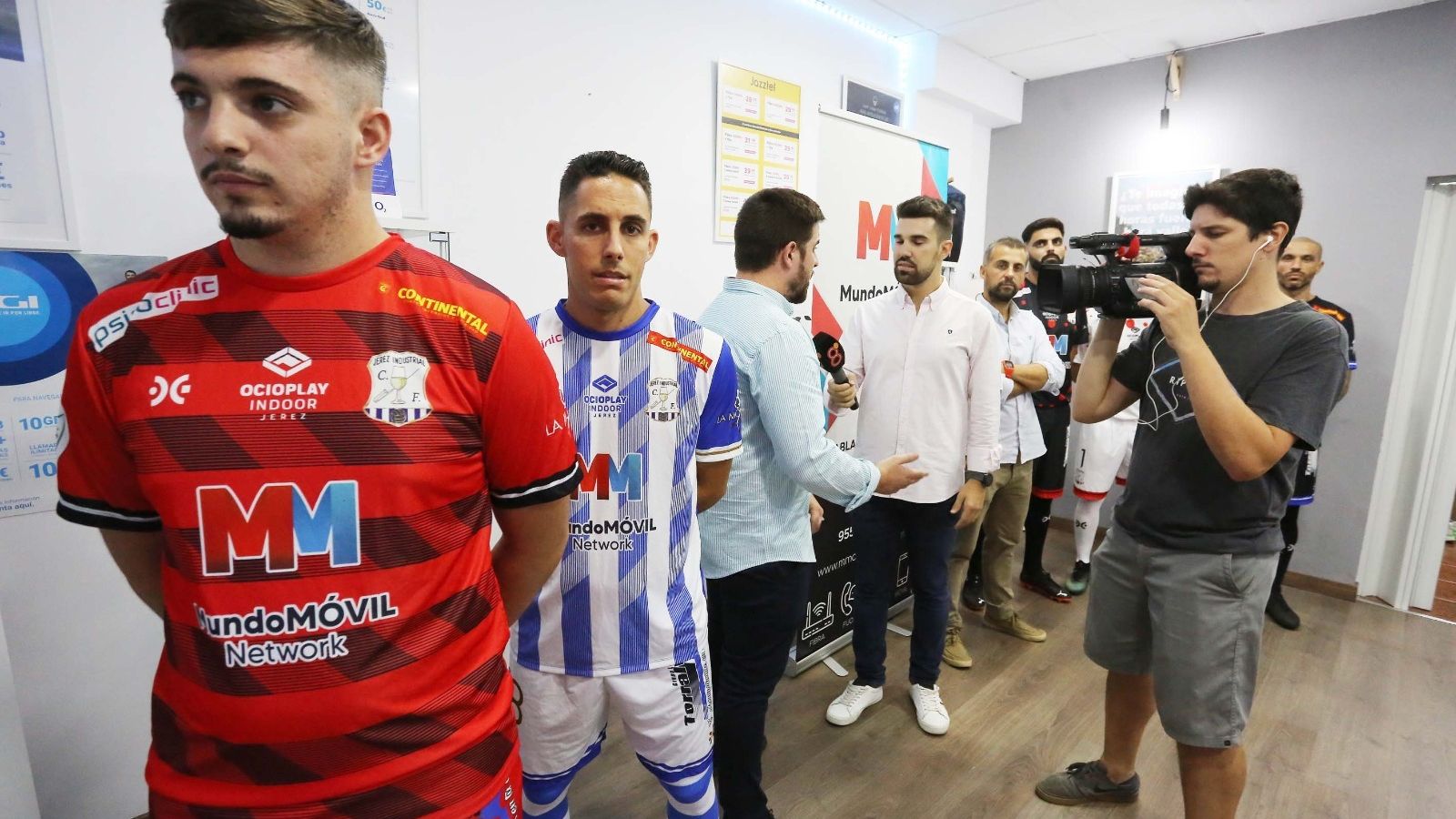 Camiseta roja para los porteros.