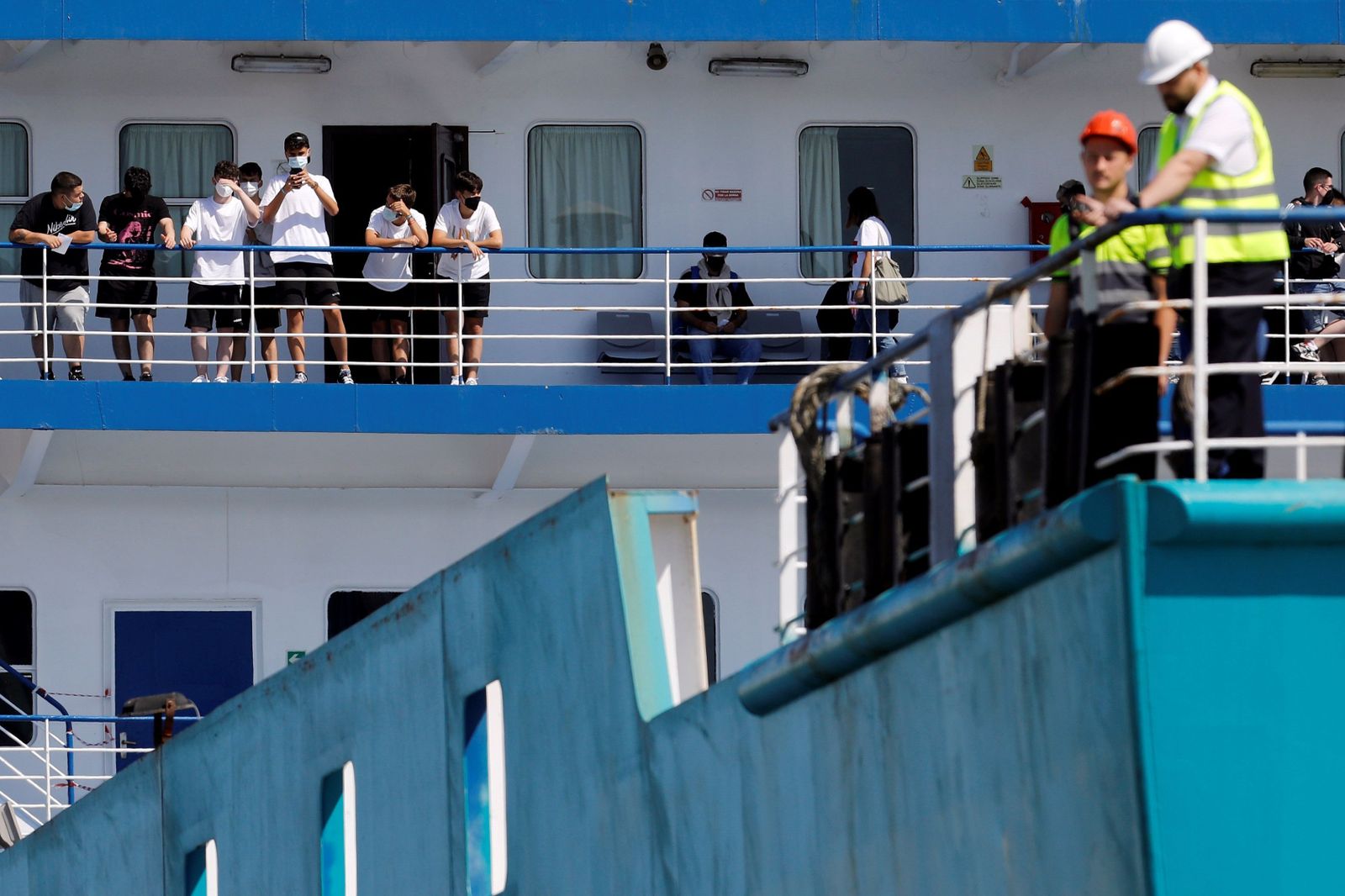 El barco burbuja en el que han sido trasladados los jóvenes afectados por el megabrote balear.