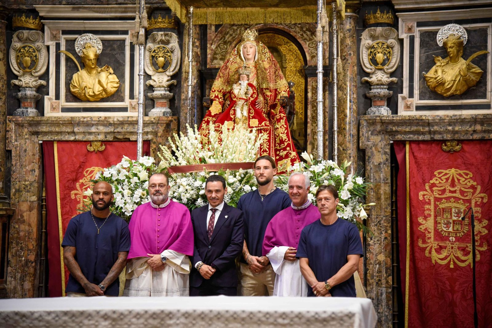 Ofrenda floral del Sevilla a la Virgen de los Reyes
