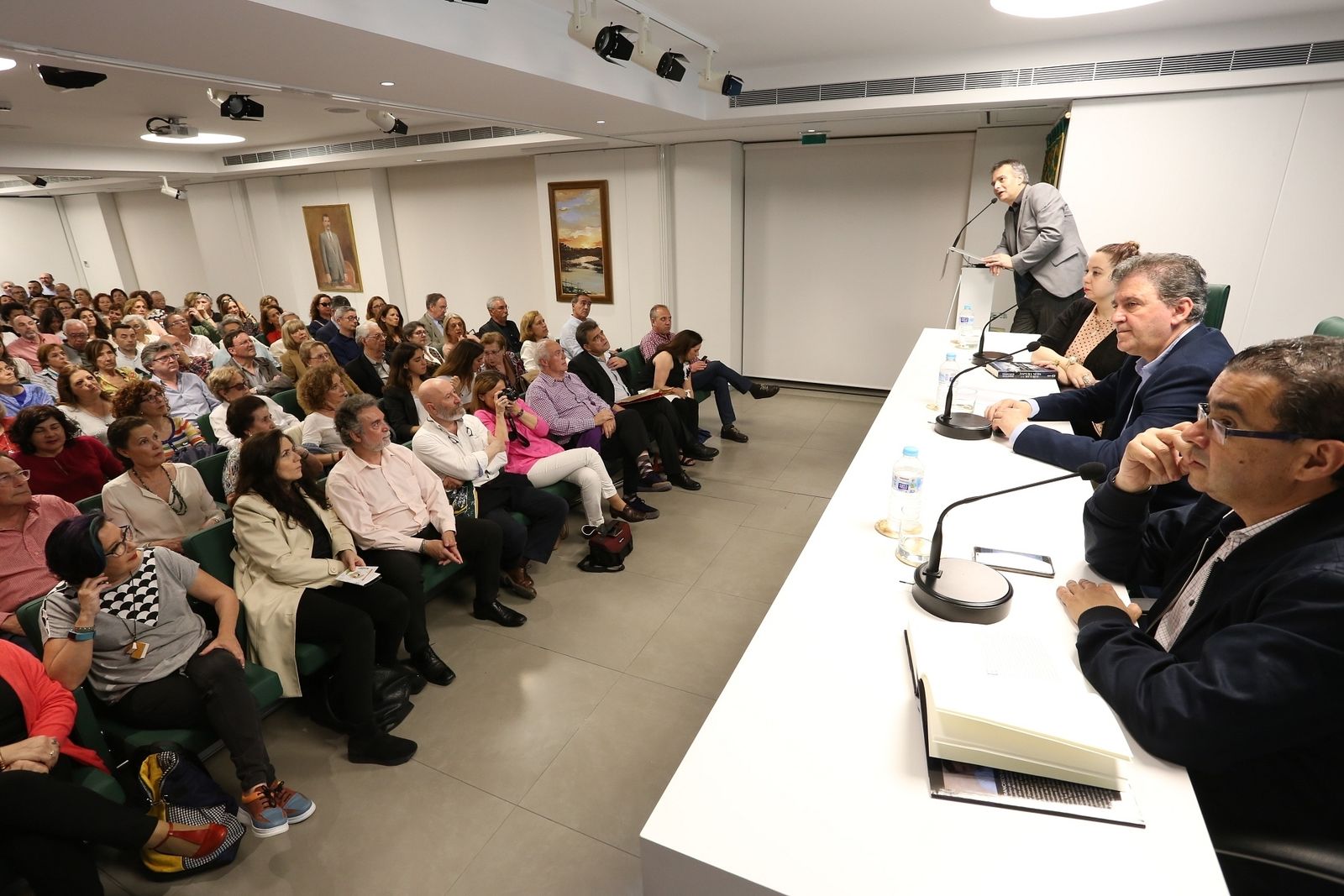 Francisco Gallardo, ayer en la Caja Rural del Sur, entre María Zaragoza y Francisco Robles.