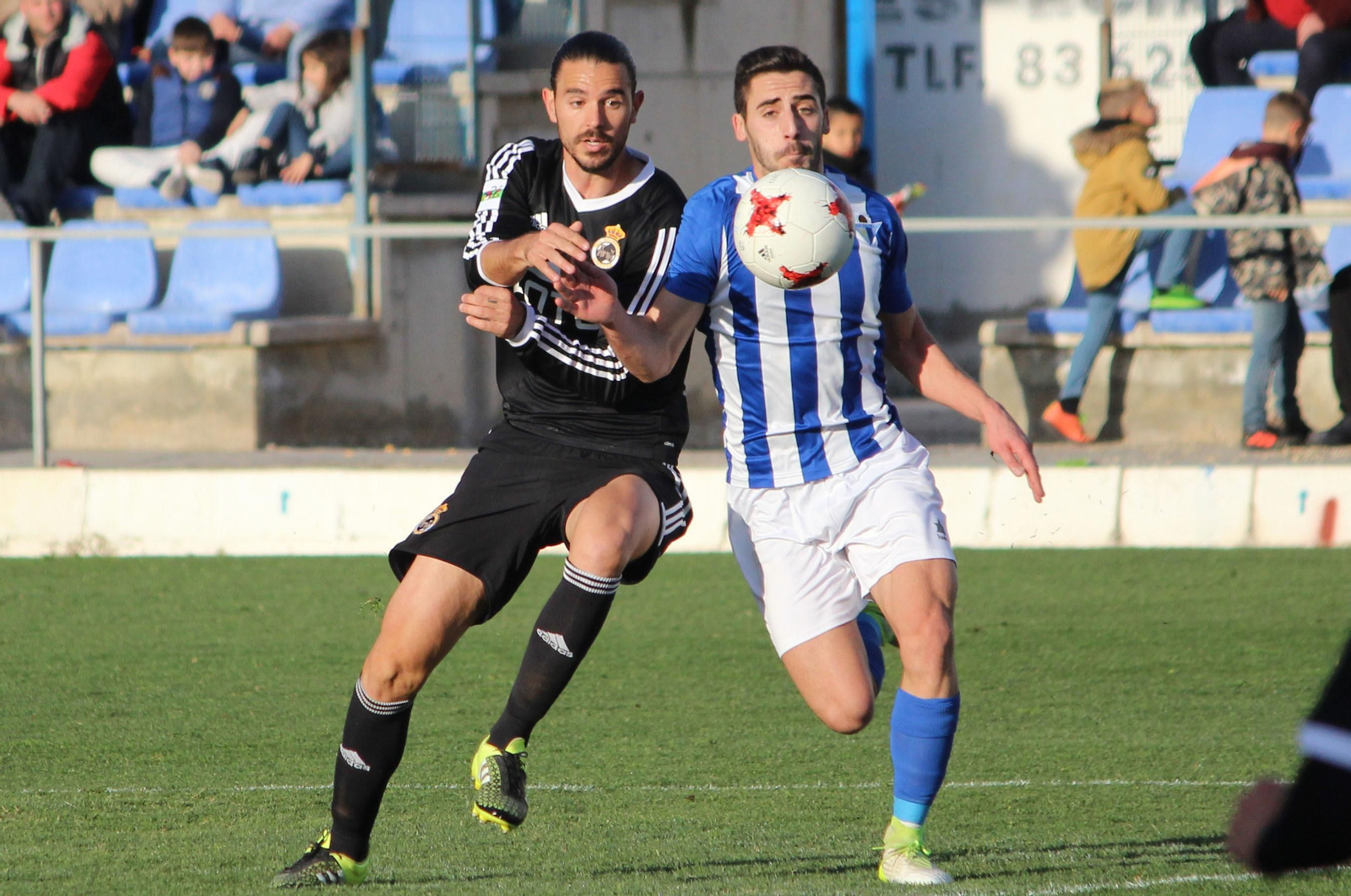 Mario Gómez (i) corre con el astigitano Juan Delgado.