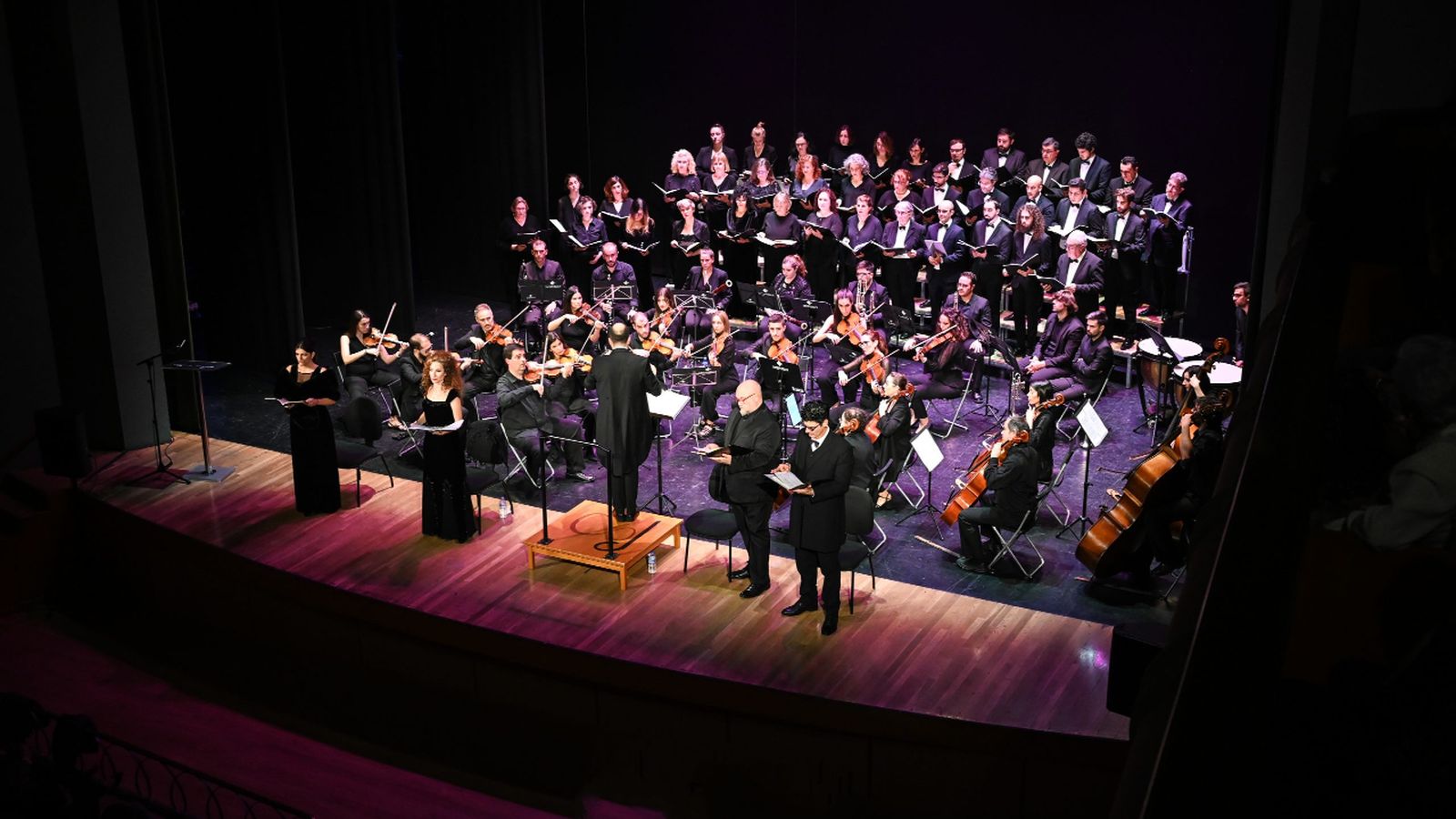 La Hesperian Symphony Orchestra sobre el escenario en uno de sus conciertos, una formación que combina excelencia musical y grandes producciones para llevar al público las bandas sonoras más emblemáticas del cine.