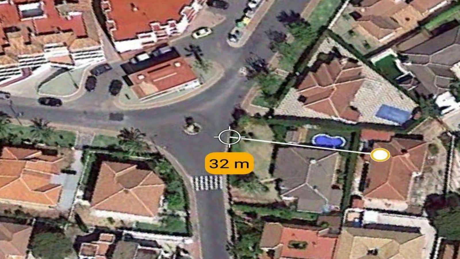 A la derecha, el chalé del crimen; que está a 32 metros de la avenida principal.