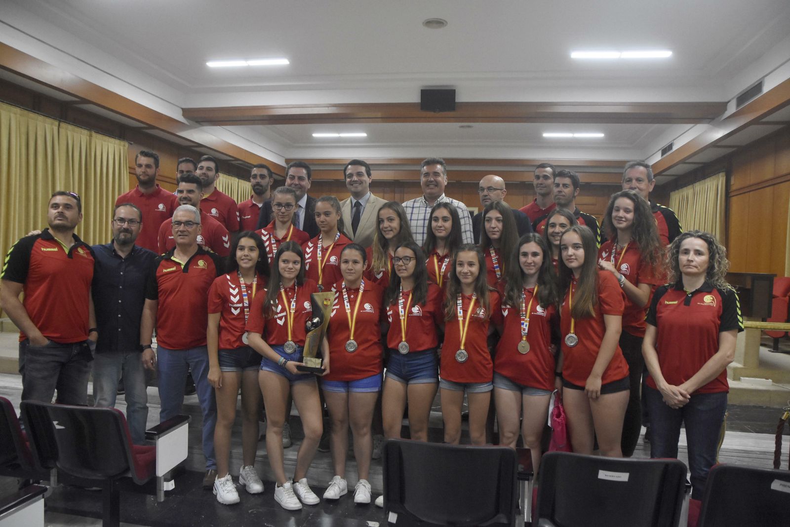Los representantes del Córdoba de Balonmano, durante la recepción municipal.