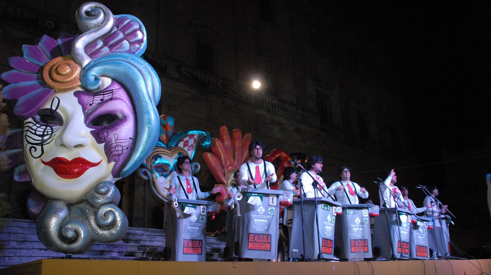 Actuación de una chirigota, 'Los recortaos', en la plaza del Rey durante los Carnavales de 2013, en San Fernando