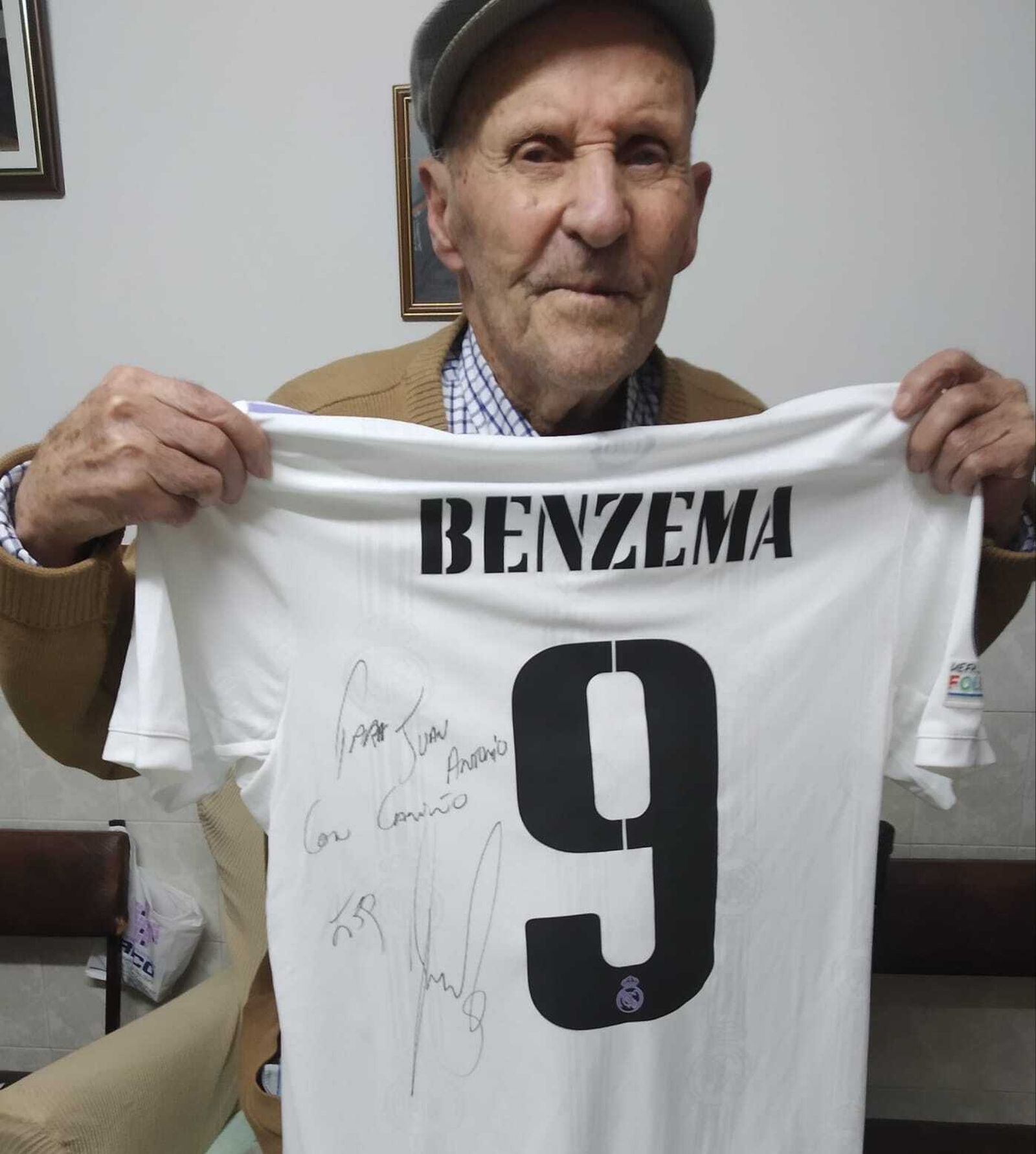 Juan Antonio García con la camiseta firmada por Karim Benzema.