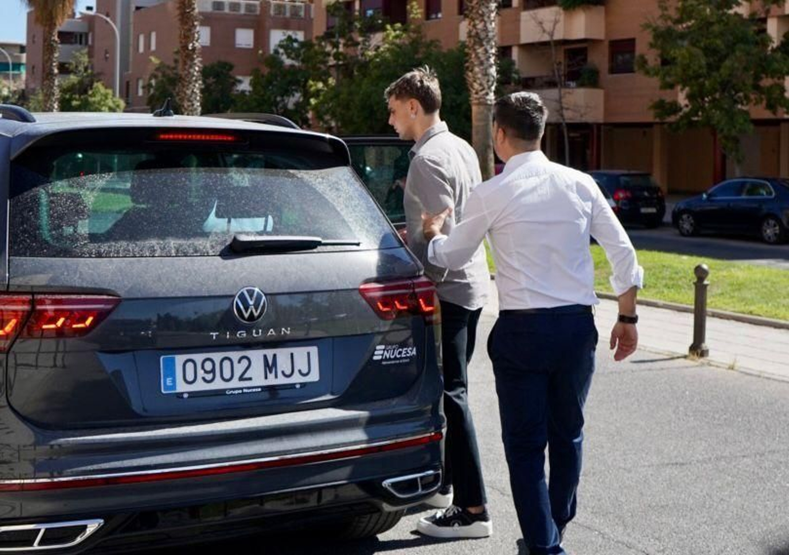Lucas Boyé se sube al coche de sus representantes.