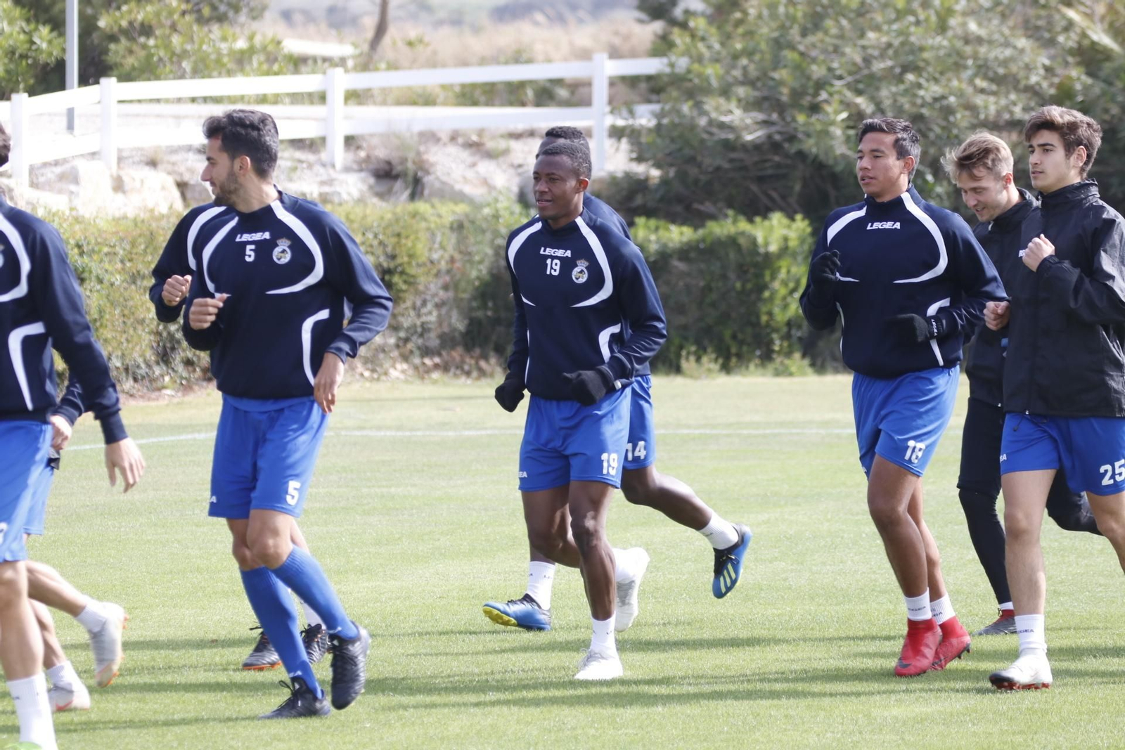 Abdoul Bandaogo (19), entre Carrasco y Estrada, en su primer entrenamiento.