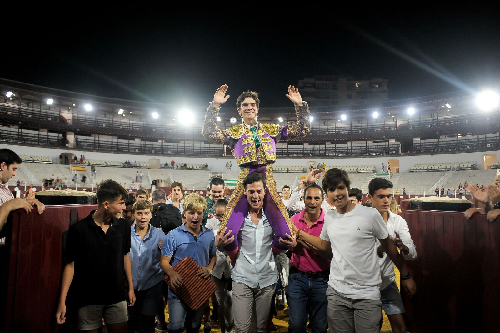 Rafael León sale a hombros de La Malagueta, este viernes, tras la segunda semifinal del Certamen de Novilladas.