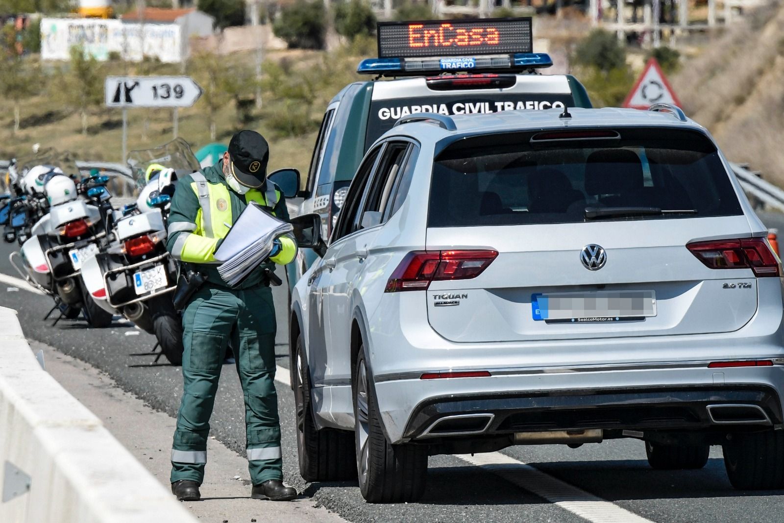 Un agente de la Guardia Civil de Tráfico en el control de la A-44 a la altura de Padul.