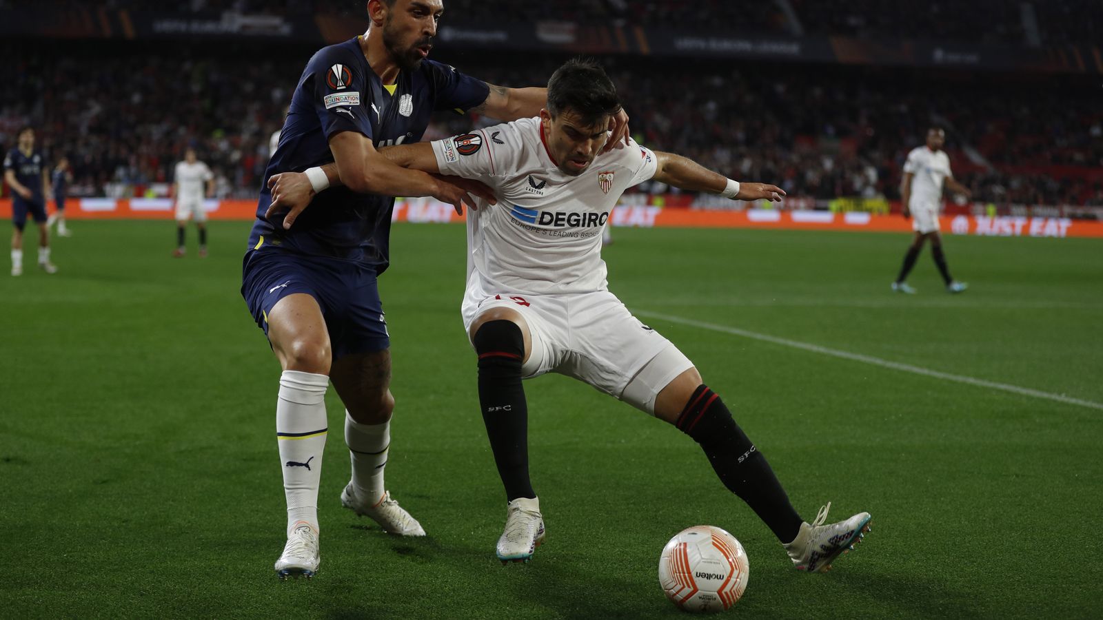 Acuña protege un balón ante Kahveci.