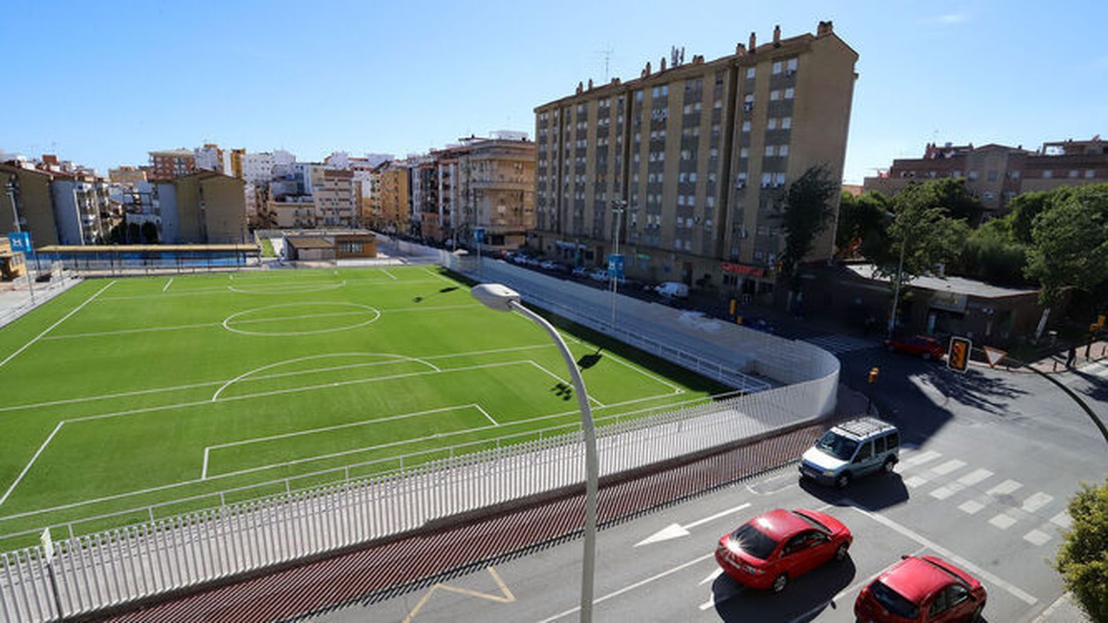 Vista del campo de fútbol 7 tras la remodelación de Las Américas.