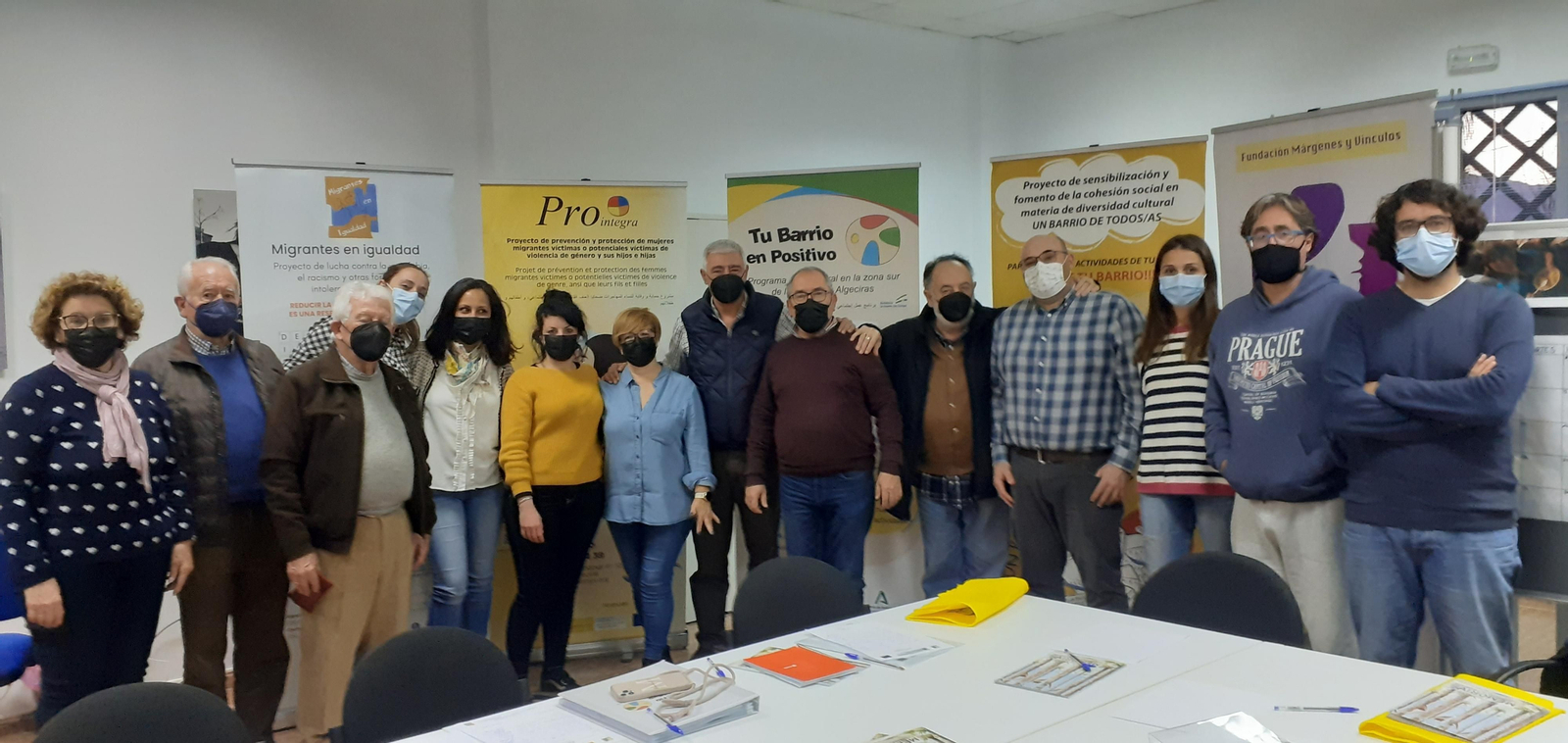 Foto de familia de Márgenes y Vínculos y las asociaciones vecinales de Algeciras Sur.