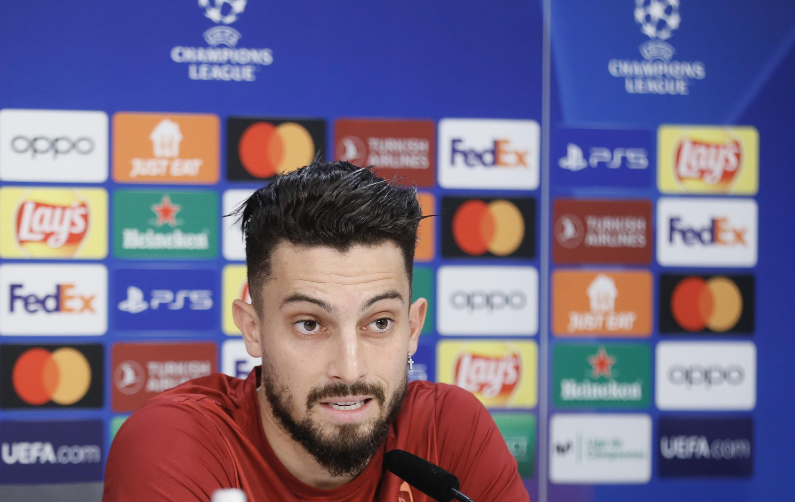 Alex Telles, en una rueda de prensa de la Champions.