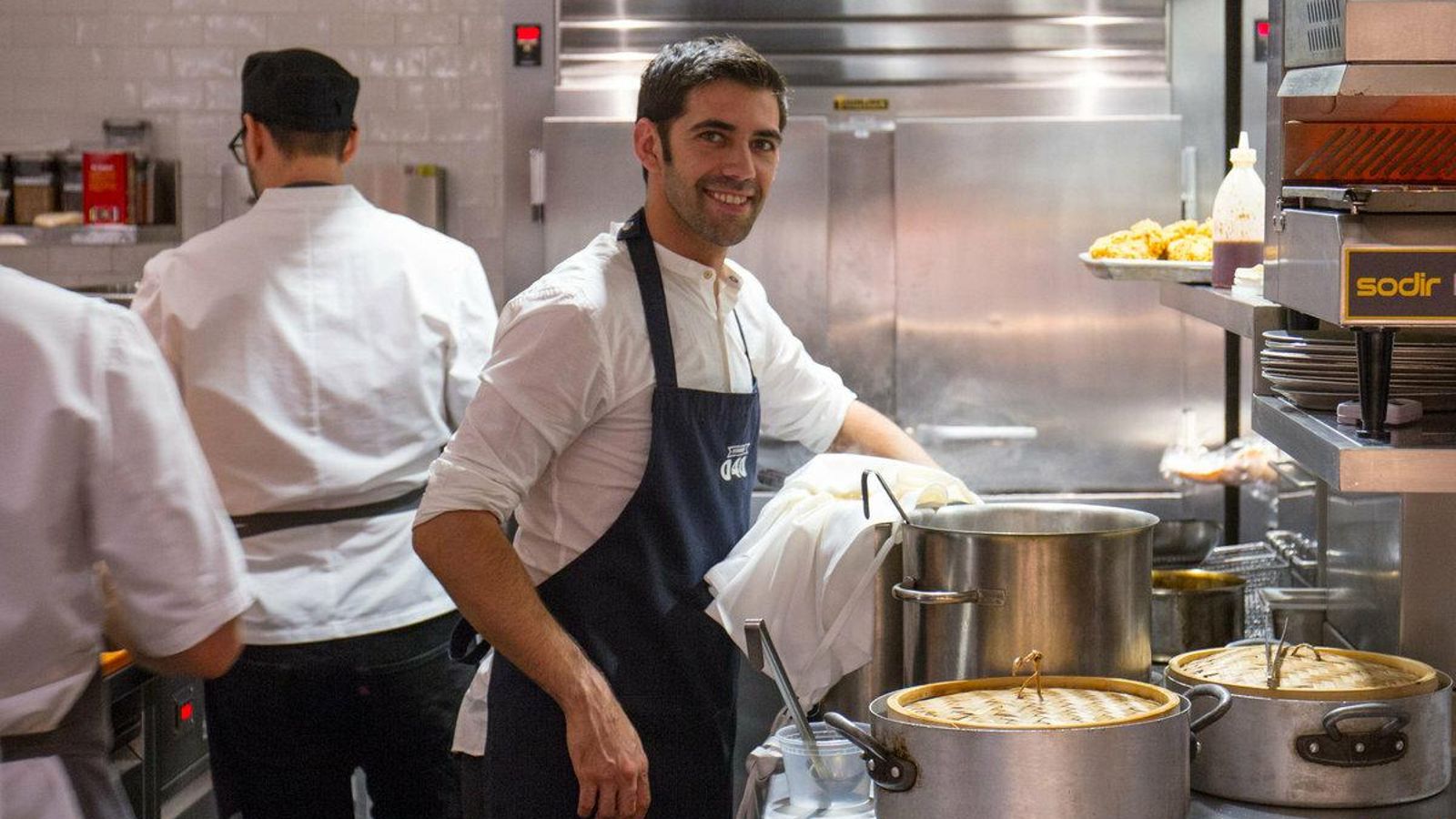 Sergio Barroso, en las cocinas de 040, en Santiago de Chile.