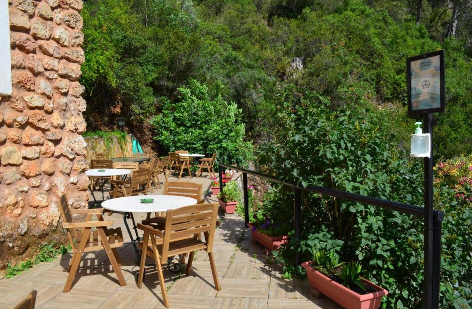Terraza del hotel rural en Hornos de Segura.