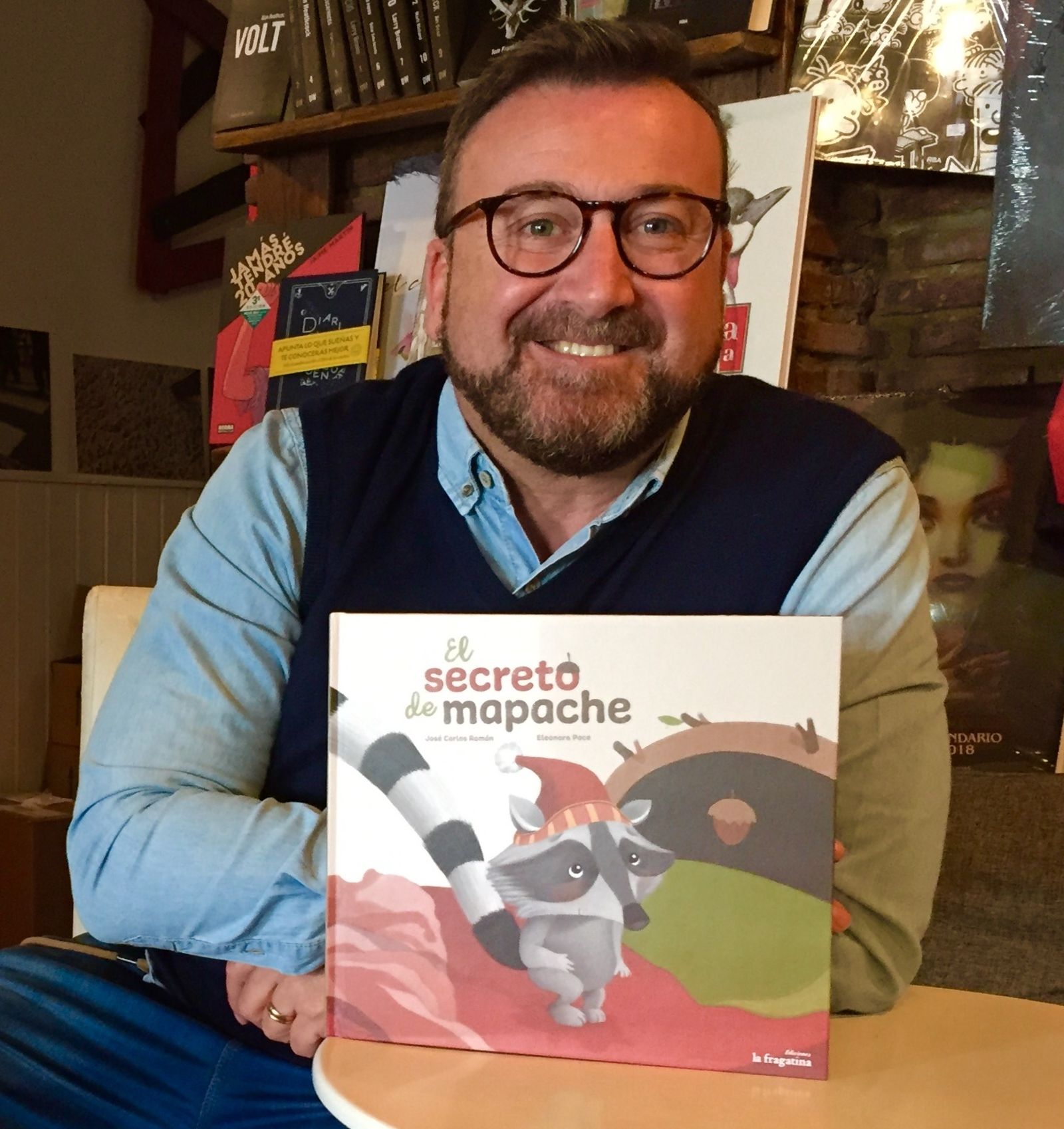 José Carlos Román posa con el libro.