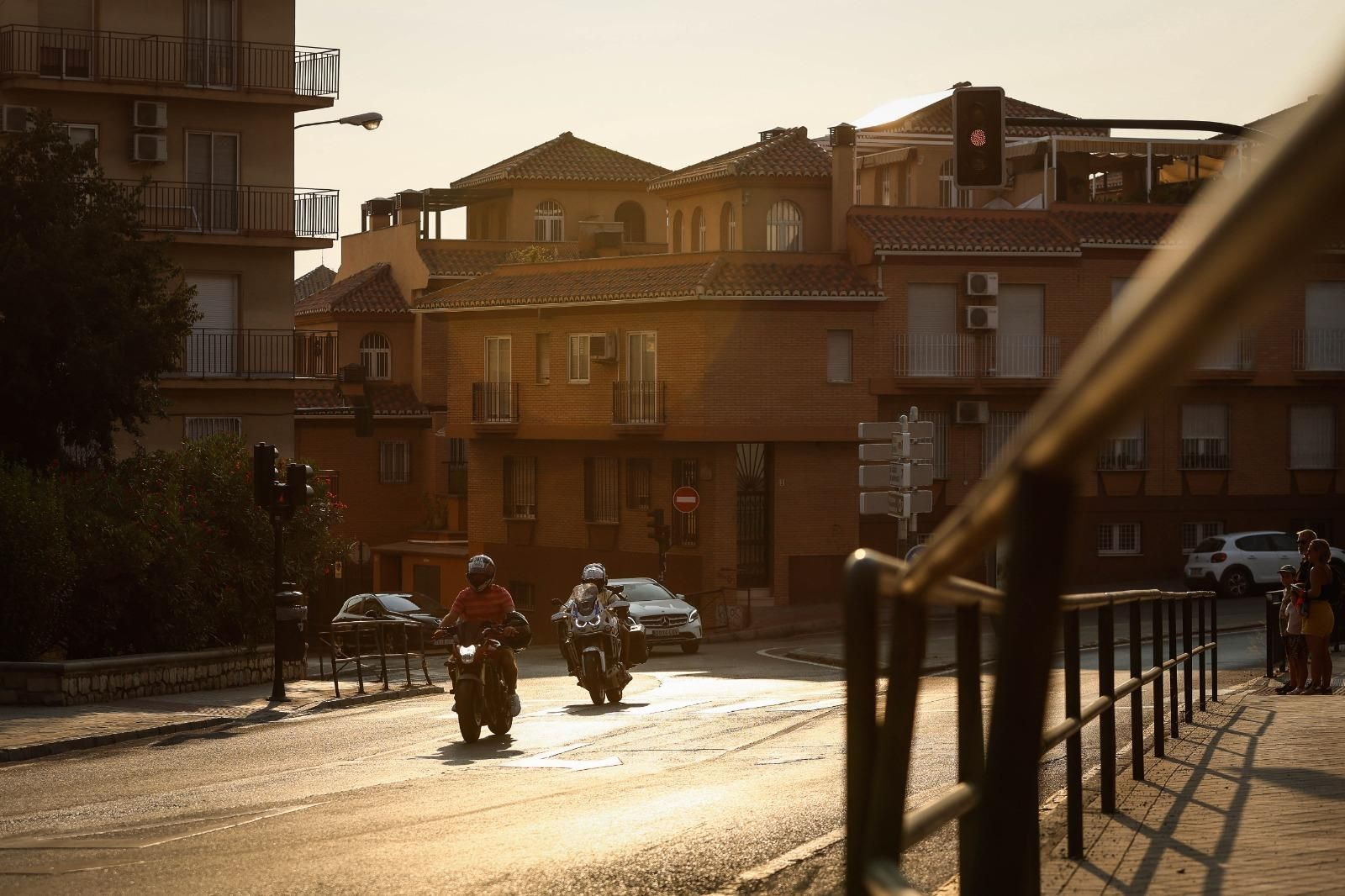 El humo de los incendios repartidos por el país cubre Granada: las imágenes
