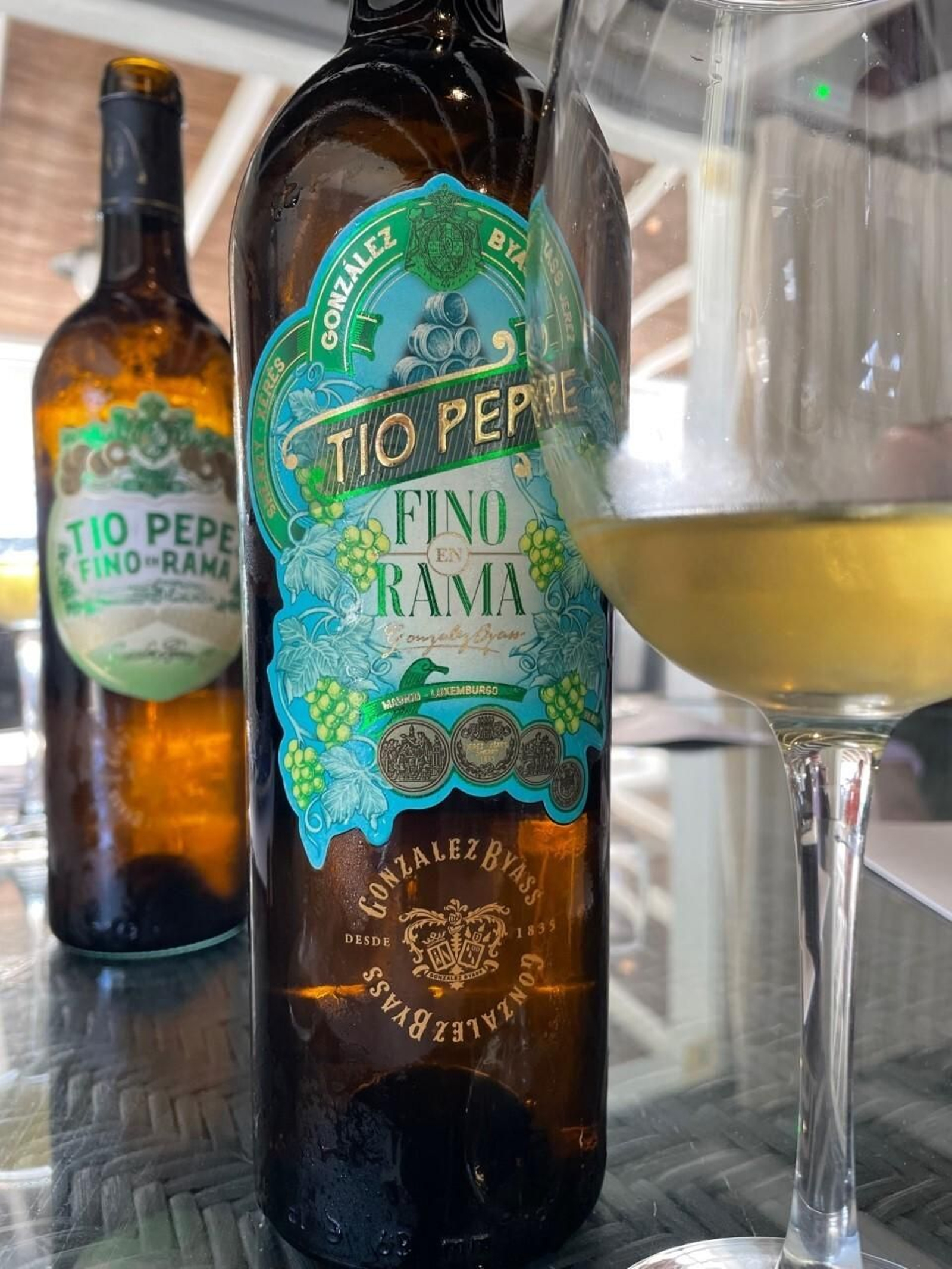 Detalle de la etiqueta de Tío Pepe en Rama de este año con la botella de la edición de 2022 al fondo. Detalle de la etiqueta de Tío Pepe en Rama de este año con la botella de la edición de 2022 al fondo.