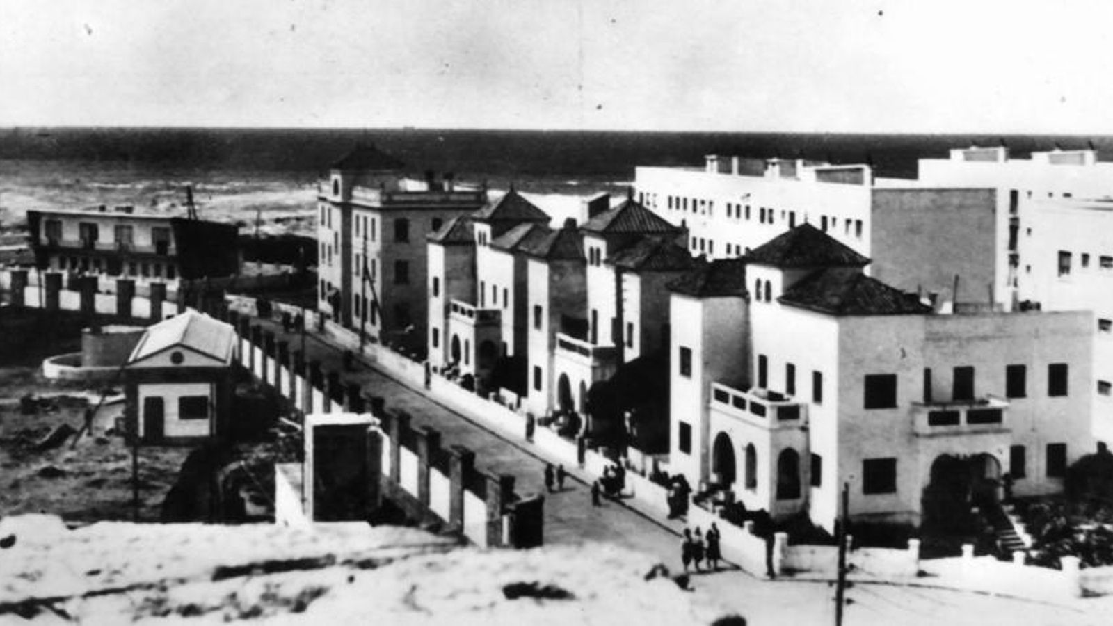 A la derecha, las edificaciones militares finalmente construidas en el emplazamiento reservado para las 25 viviendas protegidas. Fotografía de los años 50 del pasado siglo.