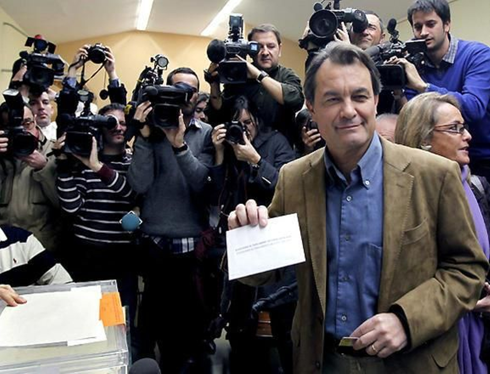 Frío, fútbol y abstención en el domingo catalán