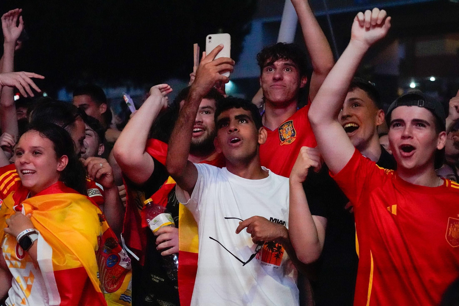 Imágenes del ambiente durante la final de la Eurocopa entre España e Inglaterra Imágenes del ambiente durante la final de la Eurocopa entre España e Inglaterra