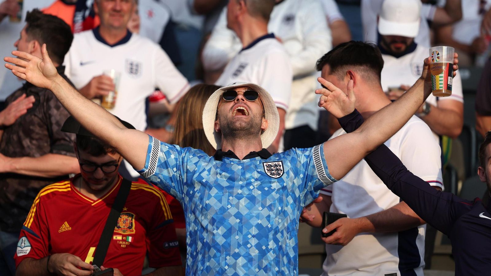 Las fotos de los aficionados de España e Inglaterra antes de la final